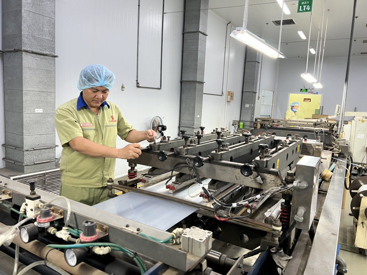 Anh Nguyễn Hải Bằng (TP Hồ Chí Minh) cải tiến máy móc giúp doanh nghiệp tiết kiệm chi phí. Ảnh: Hoàng Tuyết h1.jpg