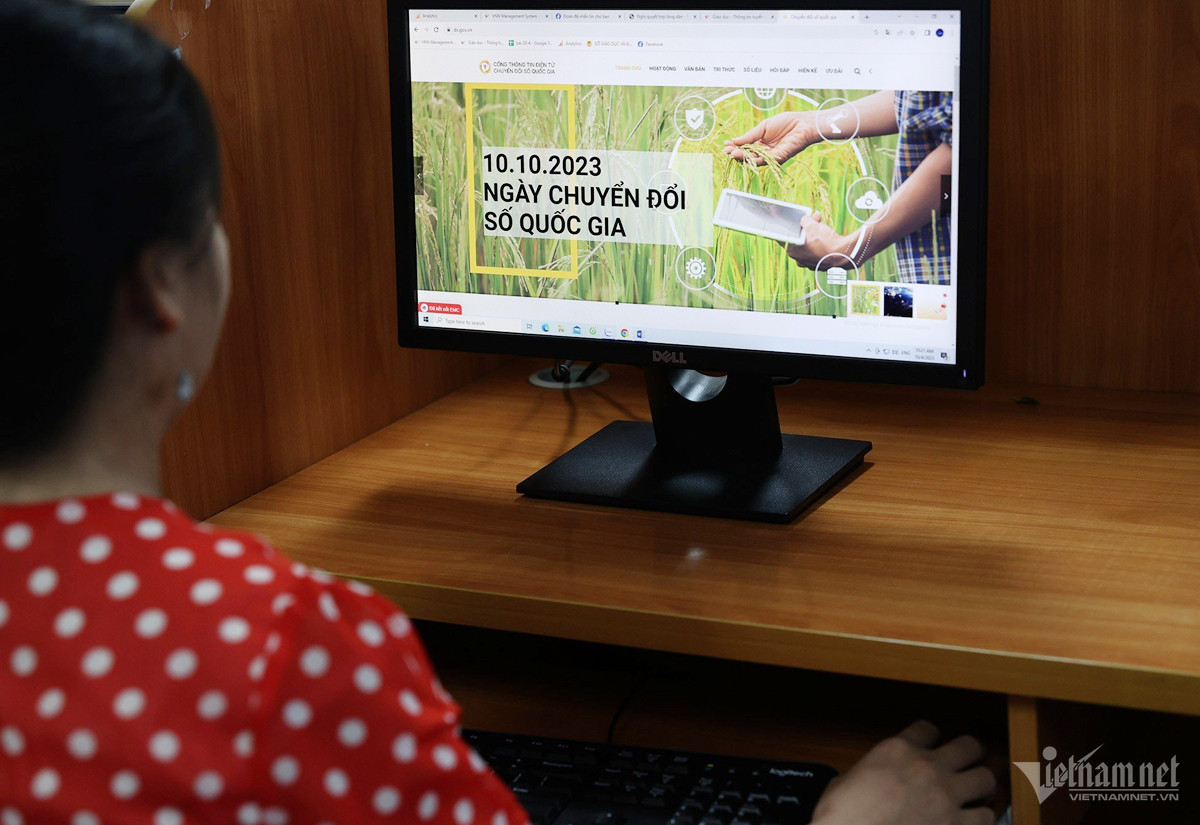 "Tháng 10. Tháng tiêu dùng số" là hoạt động thường niên bắt đầu được tổ chức từ năm 2022, nằm trong chuỗi hoạt động của tháng hành động hưởng ứng Ngày Chuyển đổi số quốc gia. (Ảnh: Lê Anh Dũng) "Tháng 10. Tháng tiêu dùng số" là hoạt động thường niên bắt đầu được tổ chức từ năm 2022, nằm trong chuỗi hoạt động của tháng hành động hưởng ứng Ngày Chuyển đổi số quốc gia. (Ảnh: Lê Anh Dũng)