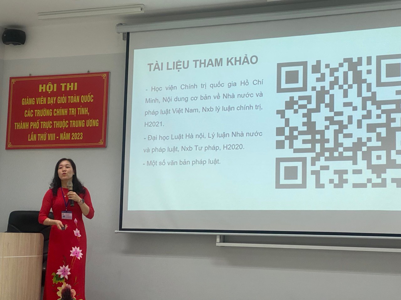 Giảng viên Ngô Thị Nhung, Trưởng Khoa Nhà nước và Pháp luật tham gia Hội thi Giảng viên dạy giỏi toàn quốc các trường Chính trị tỉnh, thành phố trực thuộc Trung ương lần thứ VIII - năm 2023 z5542638138627_306d97bc0e7d47db8557d4af596f2d1b.jpg