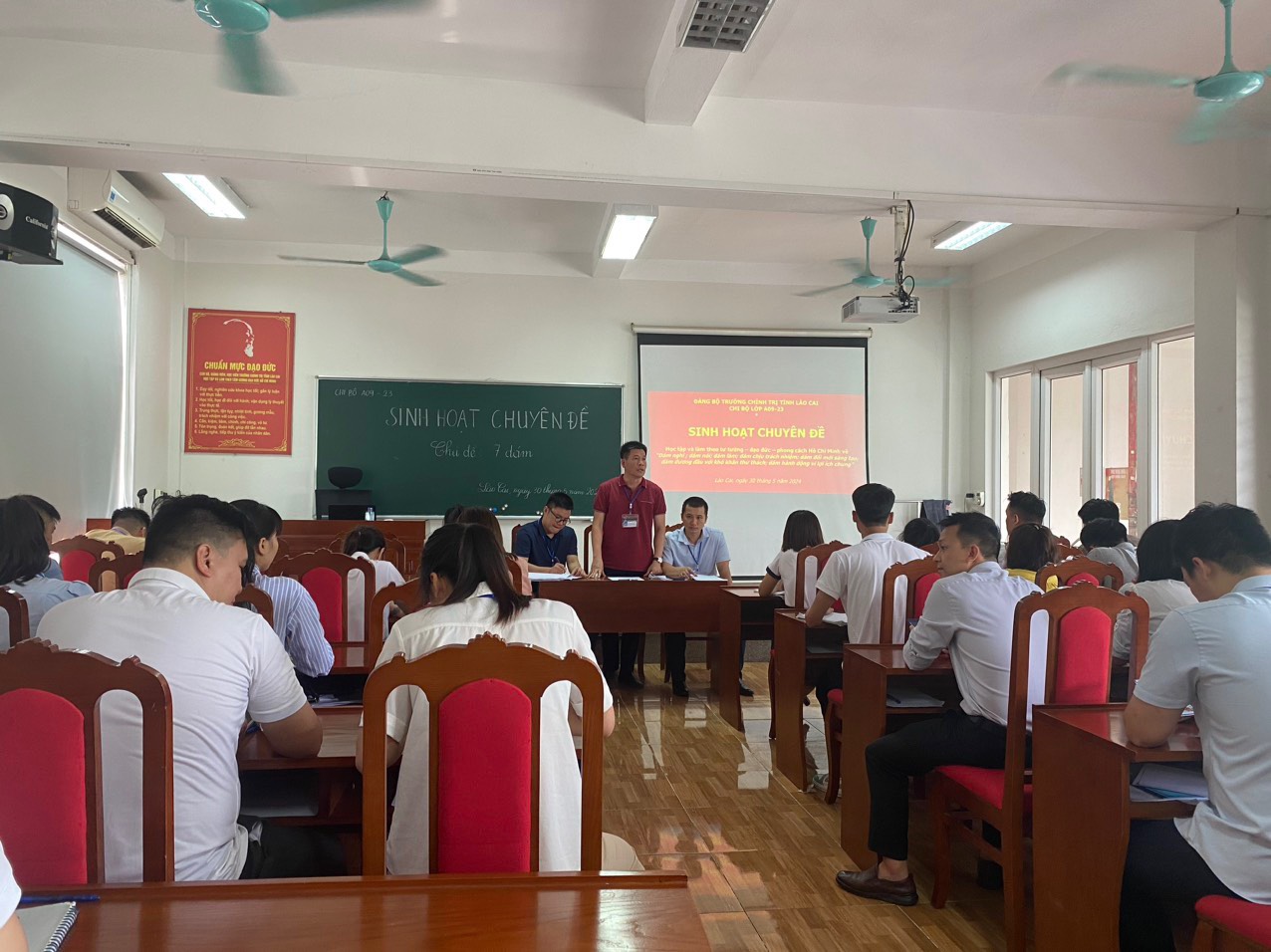 Chi bộ học viên tổ chức sinh hoạt chuyên đề. z5542602148956_0aaaa8f236a81dafdbeefd80a5bac166.jpg