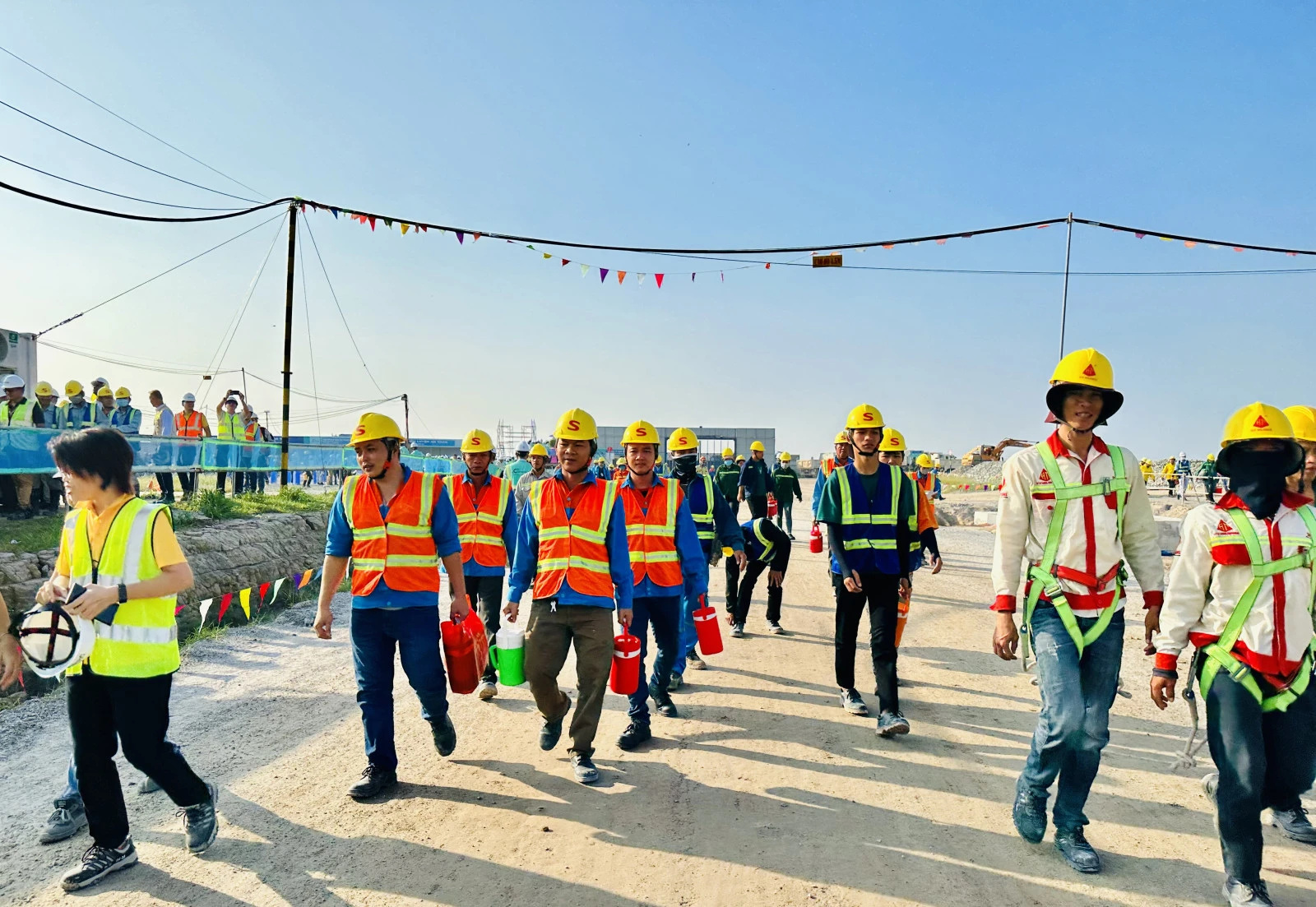 Niềm vui người lao động trên công trường an toàn LEGO Manufacturing Việt Nam