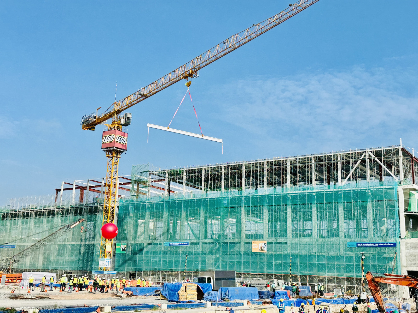 Cất nóc tòa nhà đúc khuôn Nhà máy LEGO Manufacturing Việt Nam Cất nóc tòa nhà đúc khuôn Nhà máy LEGO Manufacturing Việt Nam
