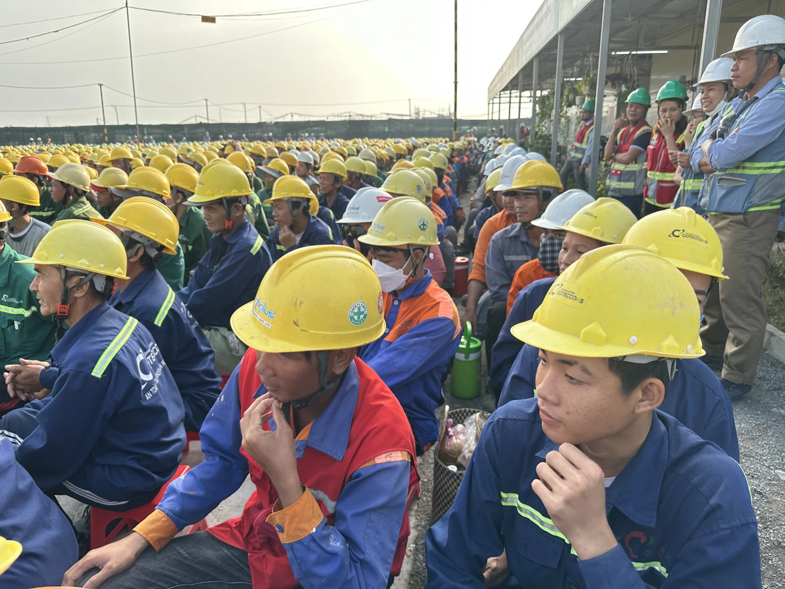 Công nhân xây dựng tại công trường Công ty LEGO Manufacturing Việt Nam tham dự lễ ghi nhận cột mốc 3 triệu giờ lao động an toàn