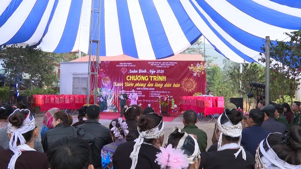 Trao 91 suất quà Tết cho người dân và học sinh phường Lào Cai