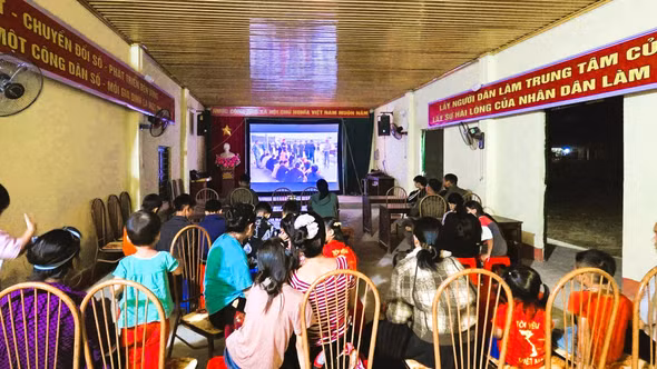 Chiếu phim lưu động phục vụ Nhân dân xã Bản Xèo