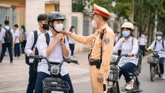 Học sinh đi xe đạp điện không đội mũ bị phạt tới 600.000 đồng
