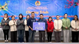 Nhiều phần quà Tết được trao cho đoàn viên công đoàn có hoàn cảnh khó khăn