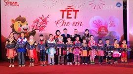 Đại diện Quỹ chạm yêu thương trao tặng áo ấm cho học sinh Trường Phổ thông dân tộc bán trú Tiểu học và Trung học cơ sở Pá Lau.