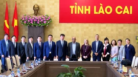 Đoàn công tác của Ngân hàng Phát triển Châu Á chụp ảnh với các đồng chí lãnh đạo tỉnh Lào Cai.