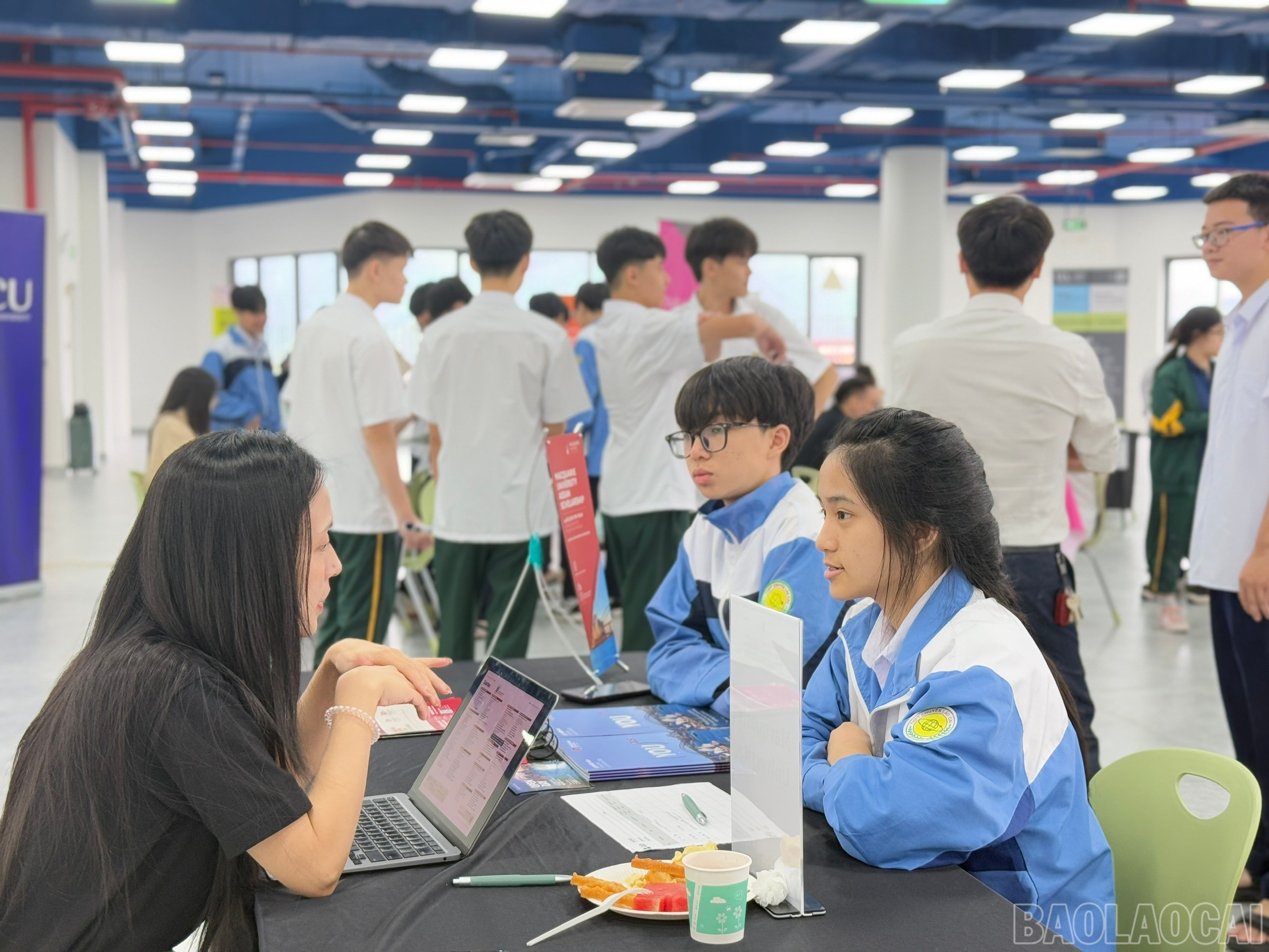 Học sinh tìm hiểu về du học, chương trình học bổng của các trường đại học trên thế giới. baolaocai-br_z7017984910003-8f9131c84720abc36968f8a8df2aea05.jpg