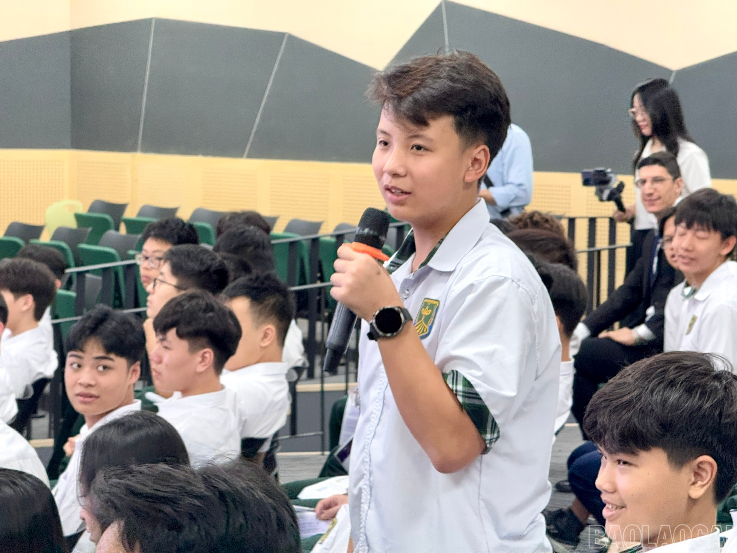 Học sinh tham gia tọa đàm tìm hiểu về các cơ hội du học. baolaocai-br_z7017991773913-2f2d3ff203dc3ee3618a872aadb3ca52.jpg