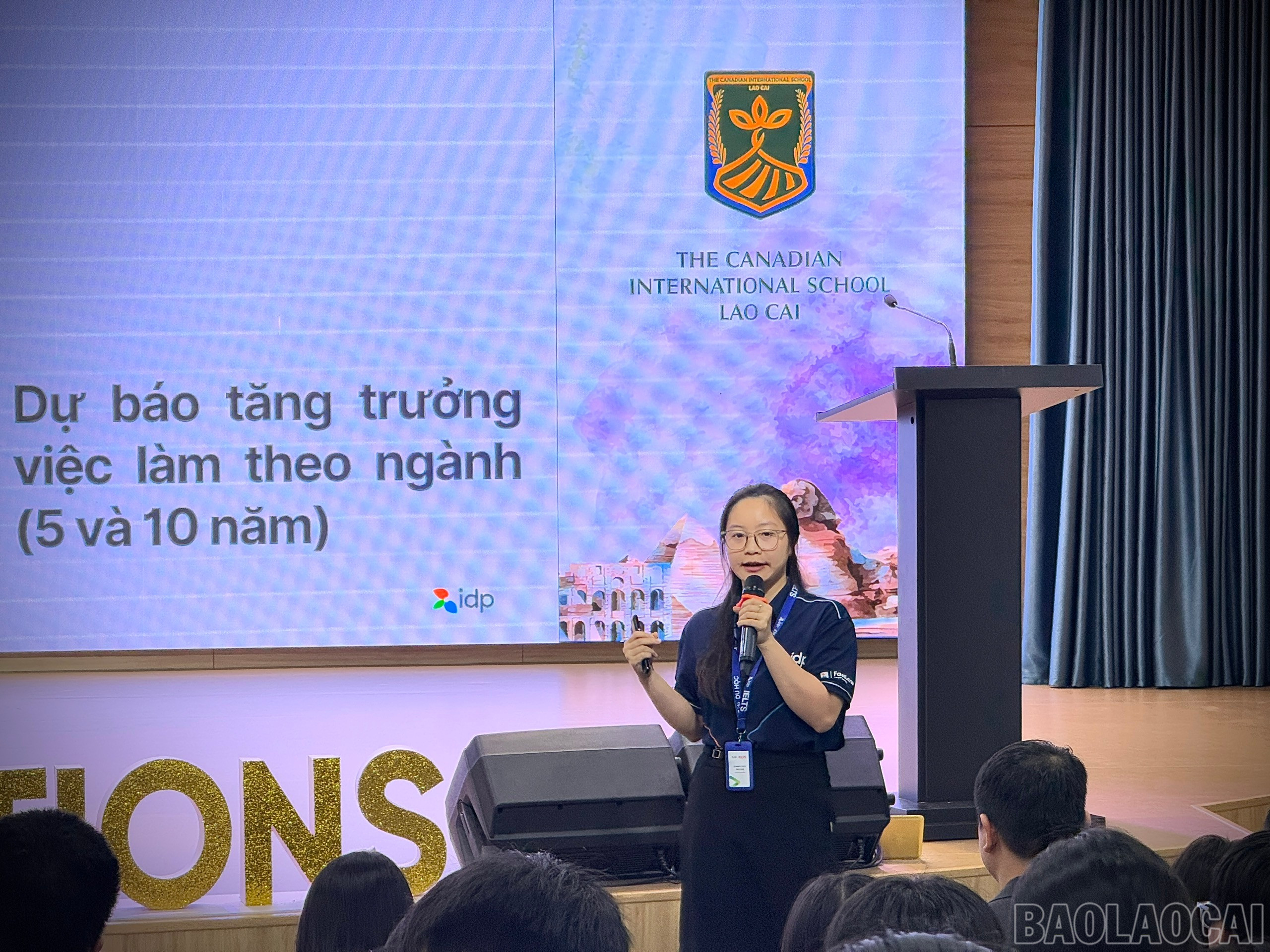 Đại diện các đơn vị tư vấn, tuyển sinh du học trao đổi tại ngày hội. baolaocai-br_z7017989920995-ad89a1e9e0fc053bfec310555754523a.jpg