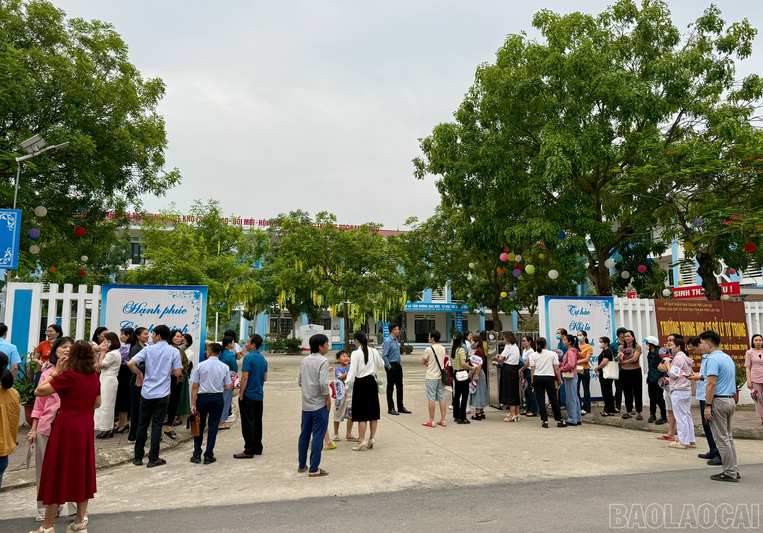 Kết quả bài khảo sát năng lực vào lớp 6 được niêm yết tại Trường THCS Lê Quý Đôn và Trường THCS Lý Tự Trọng. baolaocai-br_z6657632271589-e70fe579321407e8347e323435e69fd9.jpg
