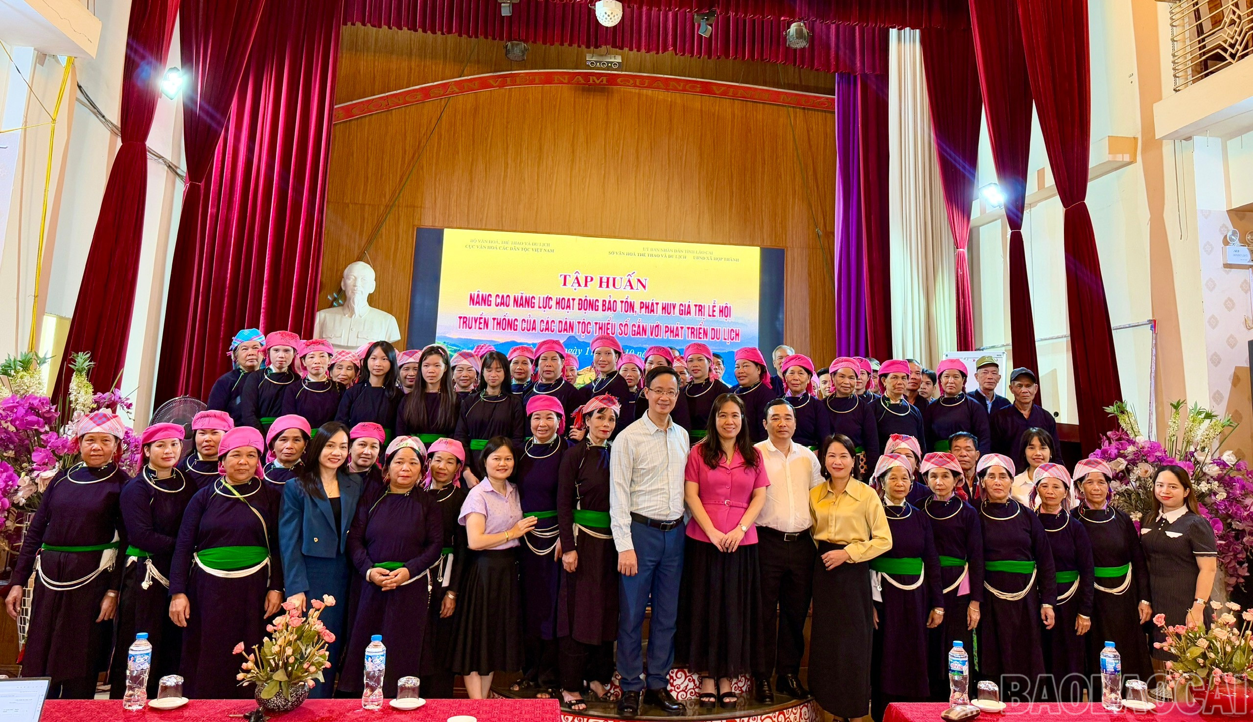Buổi tập huấn là cơ hội để những người yêu văn hóa dân tộc trao đổi, chia sẻ kinh nghiệm và đưa ra giải pháp cùng nhau giữ gìn, phát huy vốn quý của dân tộc. baolaocai-br_z7124970045726-3ce4589107c80616a0d9a97ec2b26cc1.jpg