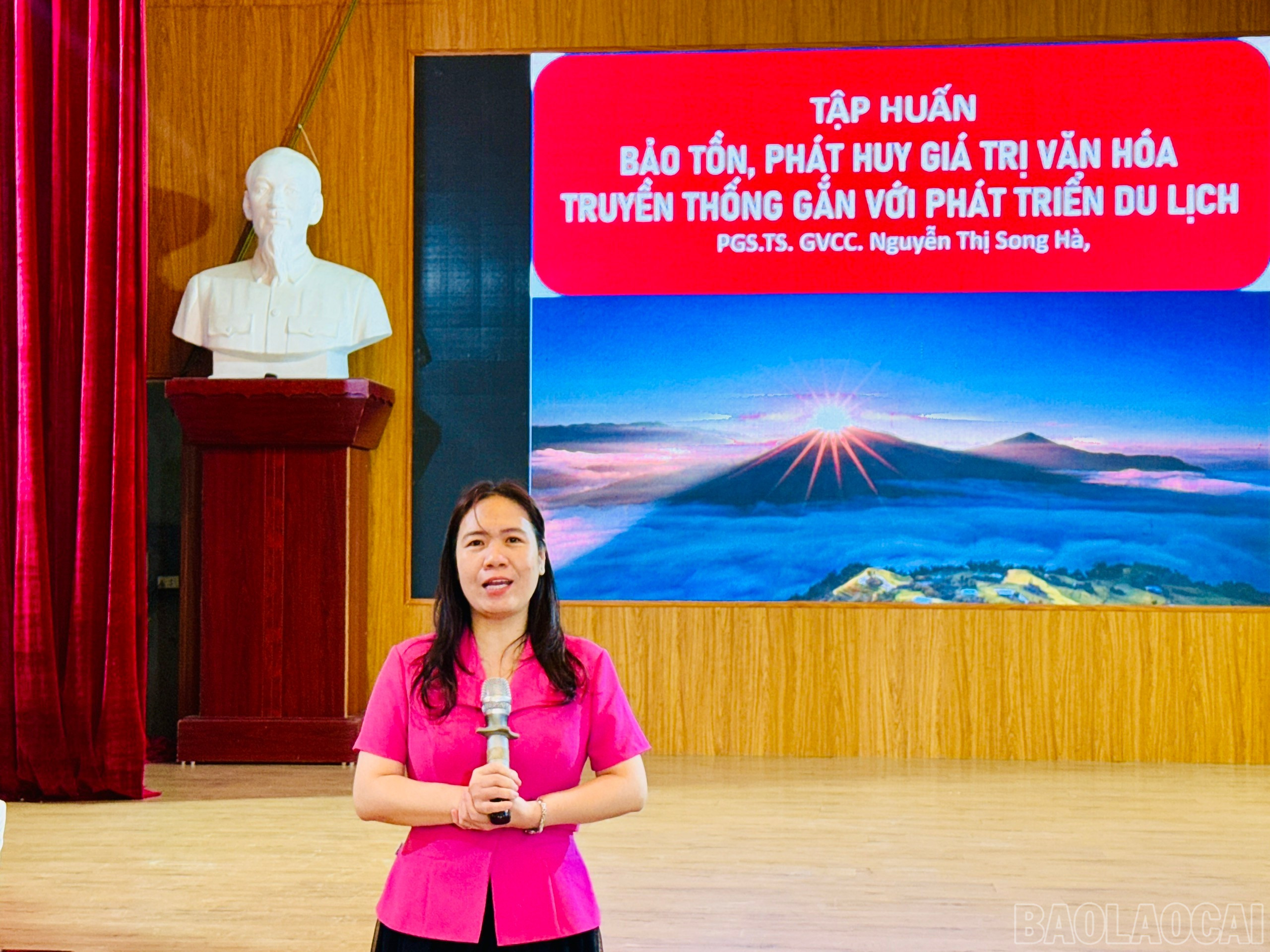 PGS.TS Nguyễn Thị Song Hà (Bộ Văn hóa, Thể thao và Du lịch) trao đổi các nội dung bảo tồn văn hóa, phát triển du lịch. baolaocai-br_z7124980258245-d1bd160340bb1f15d04651d162b2d0f1.jpg