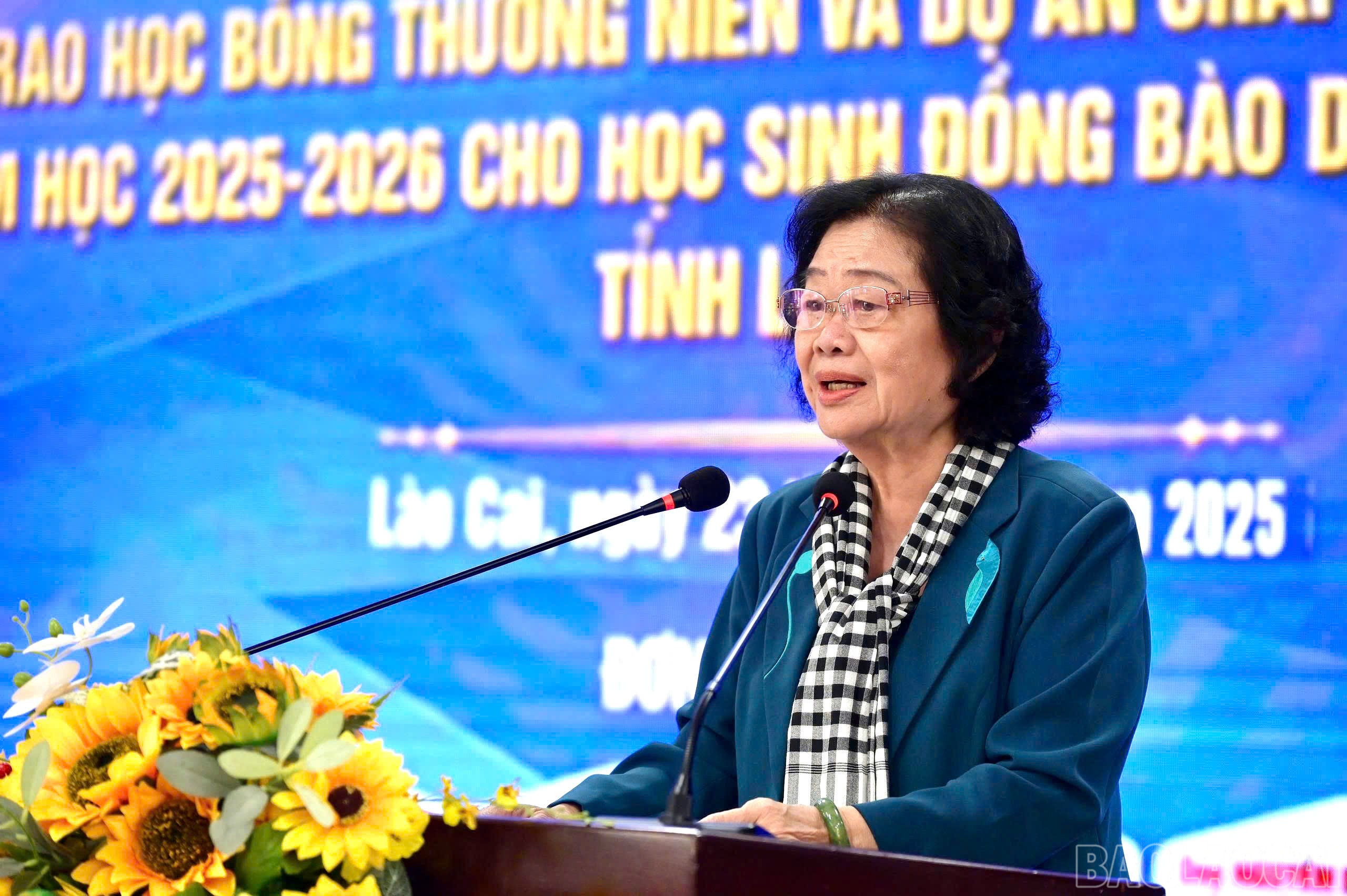 Đồng chí Trương Mỹ Hoa, Chủ tịch Quỹ học bổng “Vừ A Dính” phát biểu tại chương trình. baolaocai-br_z7148127557906-762bc90abb7ce3eabf63c12abc4c3e73.jpg