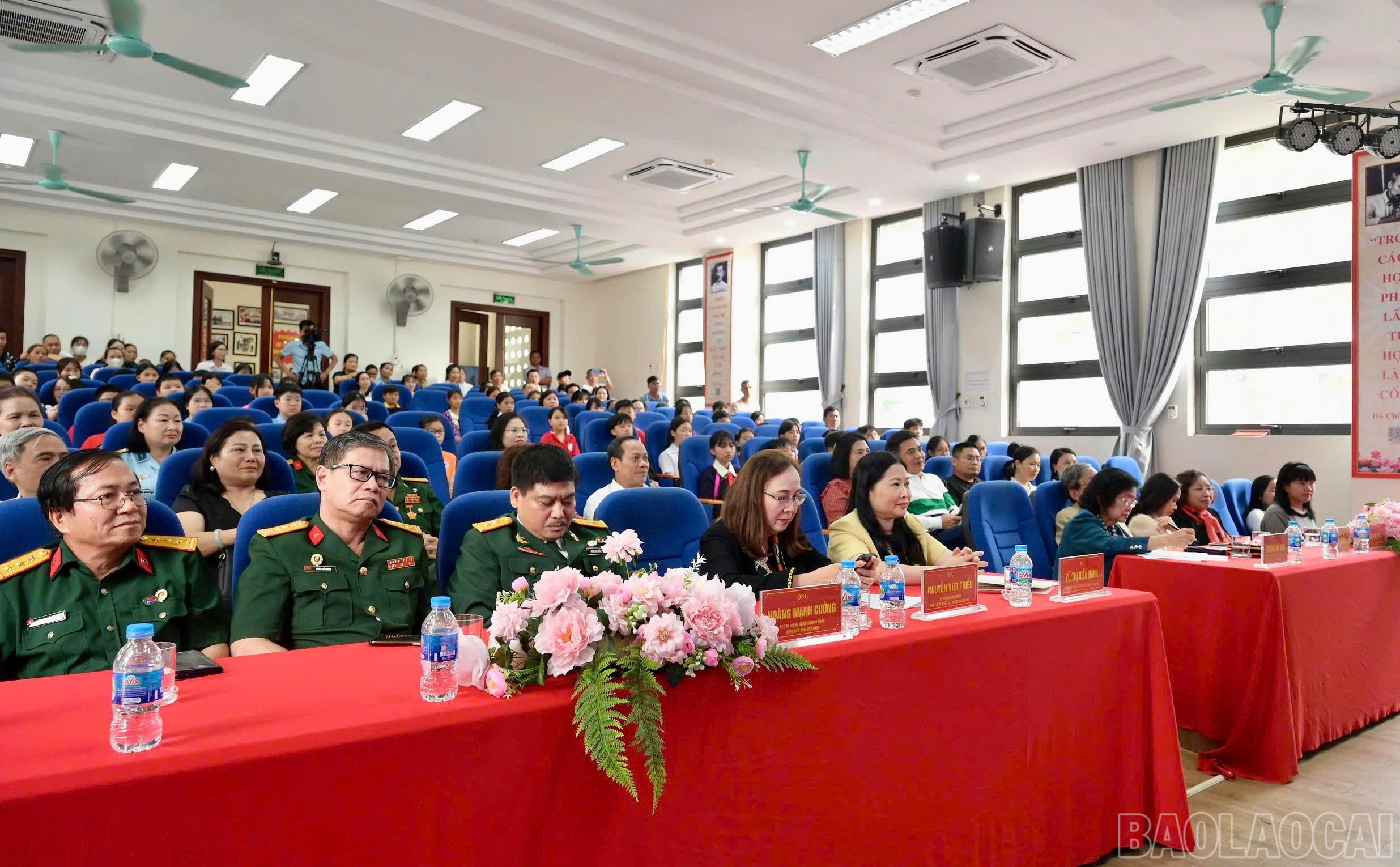 Đại biểu dự chương trình. baolaocai-br_z7148127363315-d2afdf65fb5f064a632de00c91c39e77.jpg