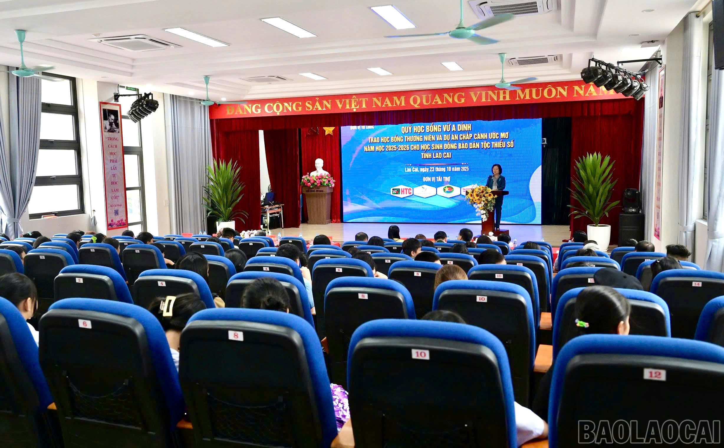 Quang cảnh chương trình. baolaocai-br_z7148127223902-a716c780bdaba0d3370f6603d100e19f.jpg