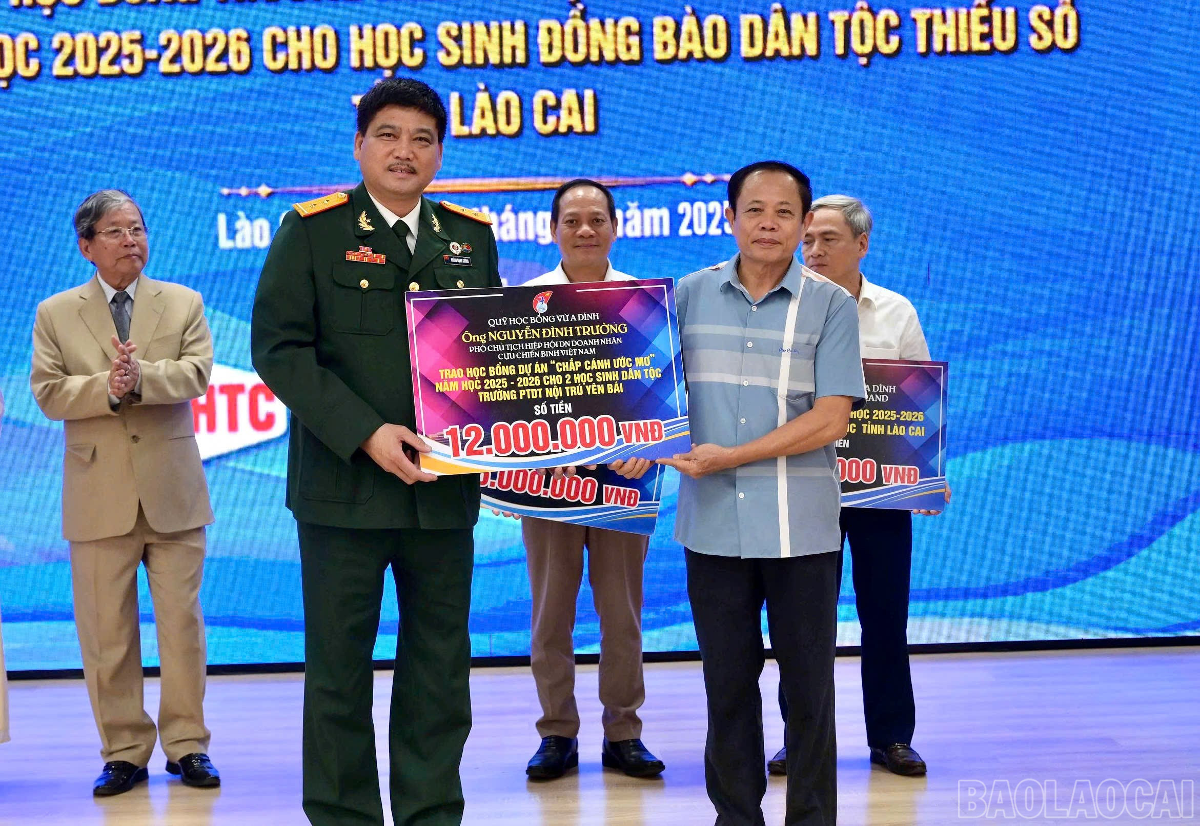Các nhà tài trợ trao biểu trưng tặng học bổng cho cho các em học sinh vùng khó khăn của Lào Cai. baolaocai-br_z7148127128037-08bfa7914592843498a30576cf4ff60e.jpg