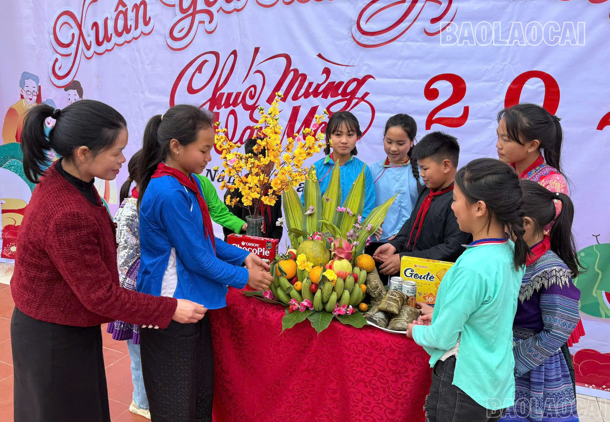 Bày mâm ngũ quả đón Tết. baolaocai-br_z6260970408442-a51fd89cb654f054a3ef97c1b5a2073d.jpg