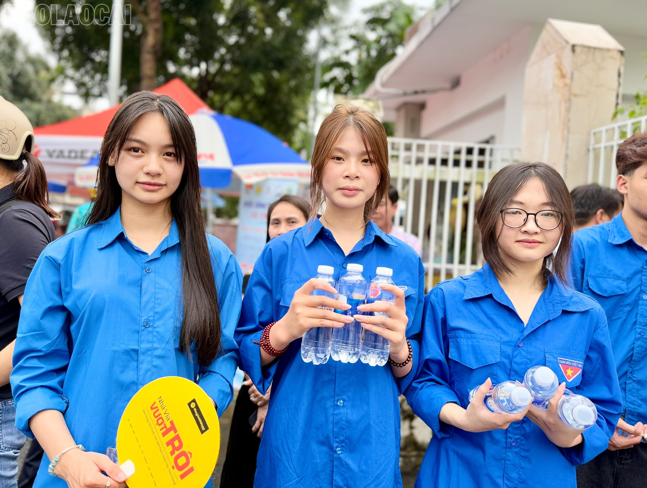 សមាជិកសហជីពយុវជនស្ម័គ្រចិត្តជួយដល់រដូវប្រឡង។ baolaocai-tl_z6743410829306-67e8bf10e1400c4ea695c1ba36b11520.jpg