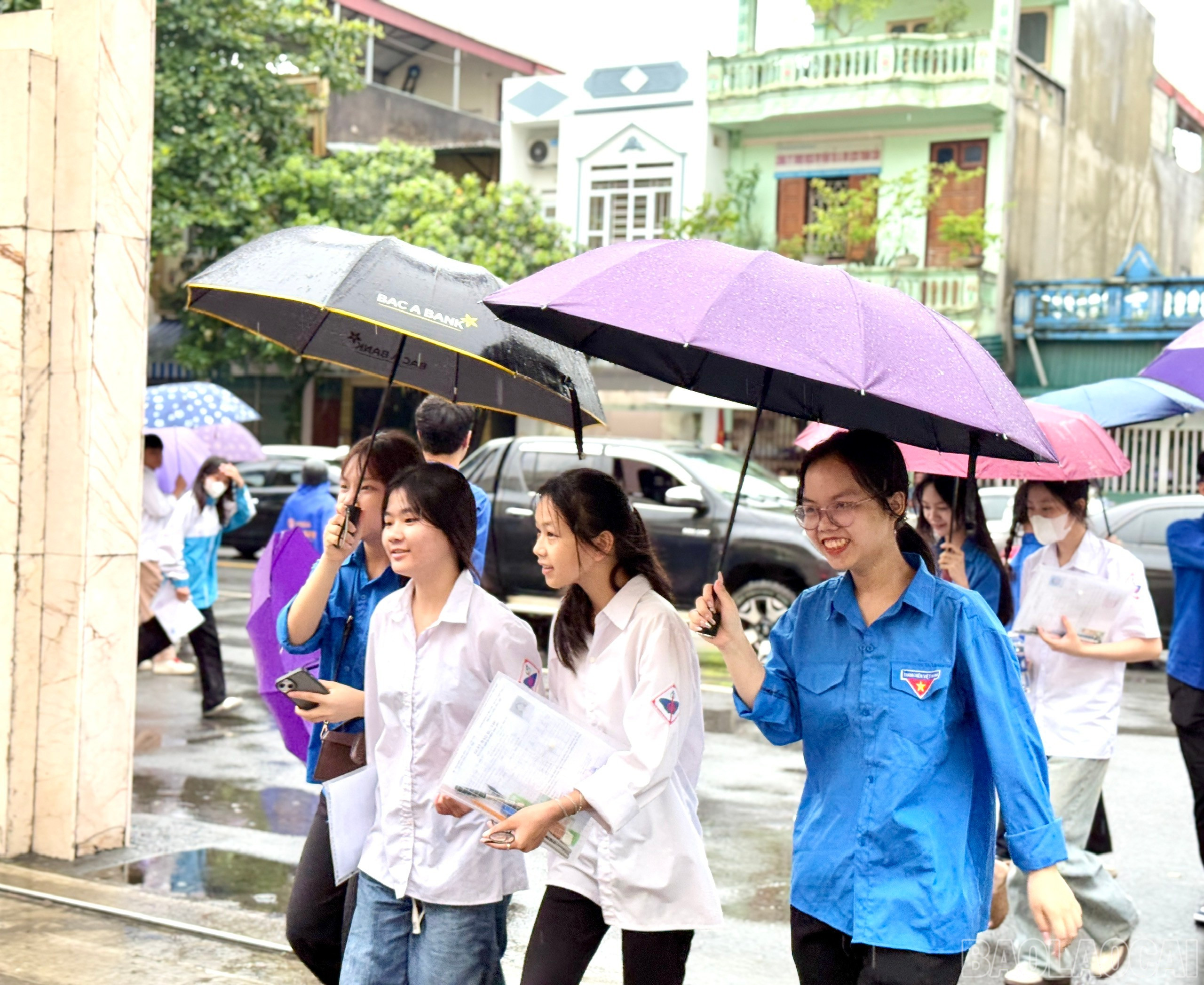 Thí sinh hào hứng bước vào buổi thi đầu tiên. baolaocai-br_z6742691080828-a901dd6caf2de833b7d9269d0e2d1694.jpg