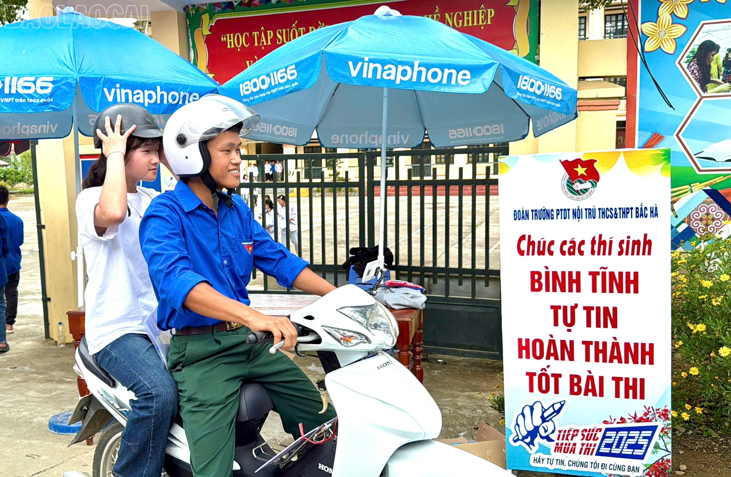 Những chuyến xe "0 đồng" đưa - đón thí sinh được các đoàn viên ở điểm thi Trường PTDT nội trú THCS và THPT huyện Bắc Hà tích cực thực hiện. baolaocai-tl_z6745680922834-ba1099137ab54bc483c2bf994b02c9a4.jpg