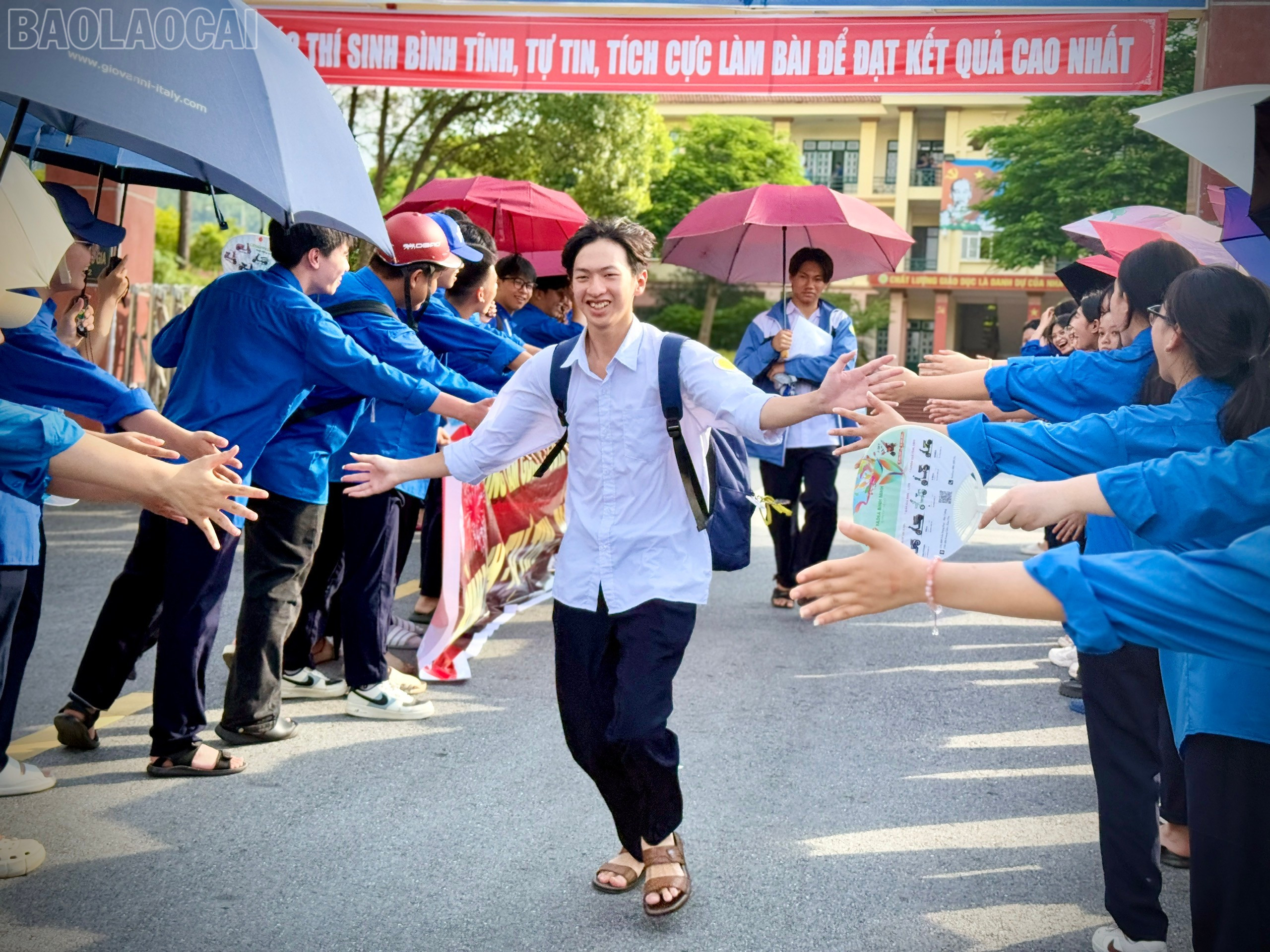 Sự đồng hành, hỗ trợ của các đoàn viên, thanh niên tình nguyện tạo động lực cho các thí sinh vượt "vũ môn" thực hiện ước mơ học trò. baolaocai-tl_z6745218913348-89fa5f4e434548e2d836dd3d67271ac4.jpg