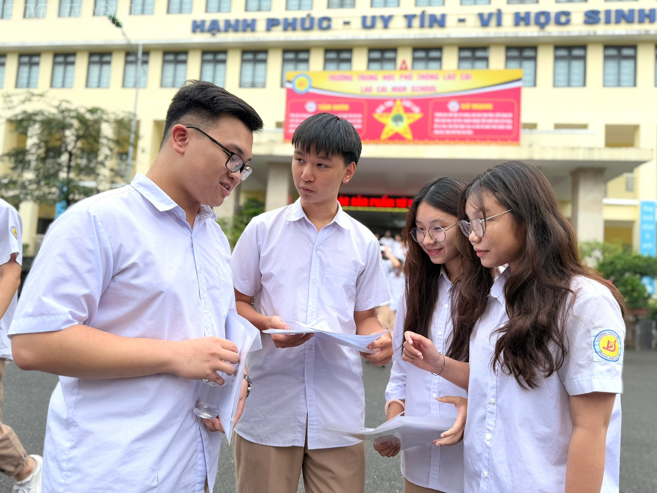 បេក្ខជនបានឆ្លៀតឱកាសពិភាក្សាអំពីលទ្ធផលប្រឡង។ baolaocai-tl_z6743420896172-f050ecbe69e2f09bff3e5c2035297dc4.jpg