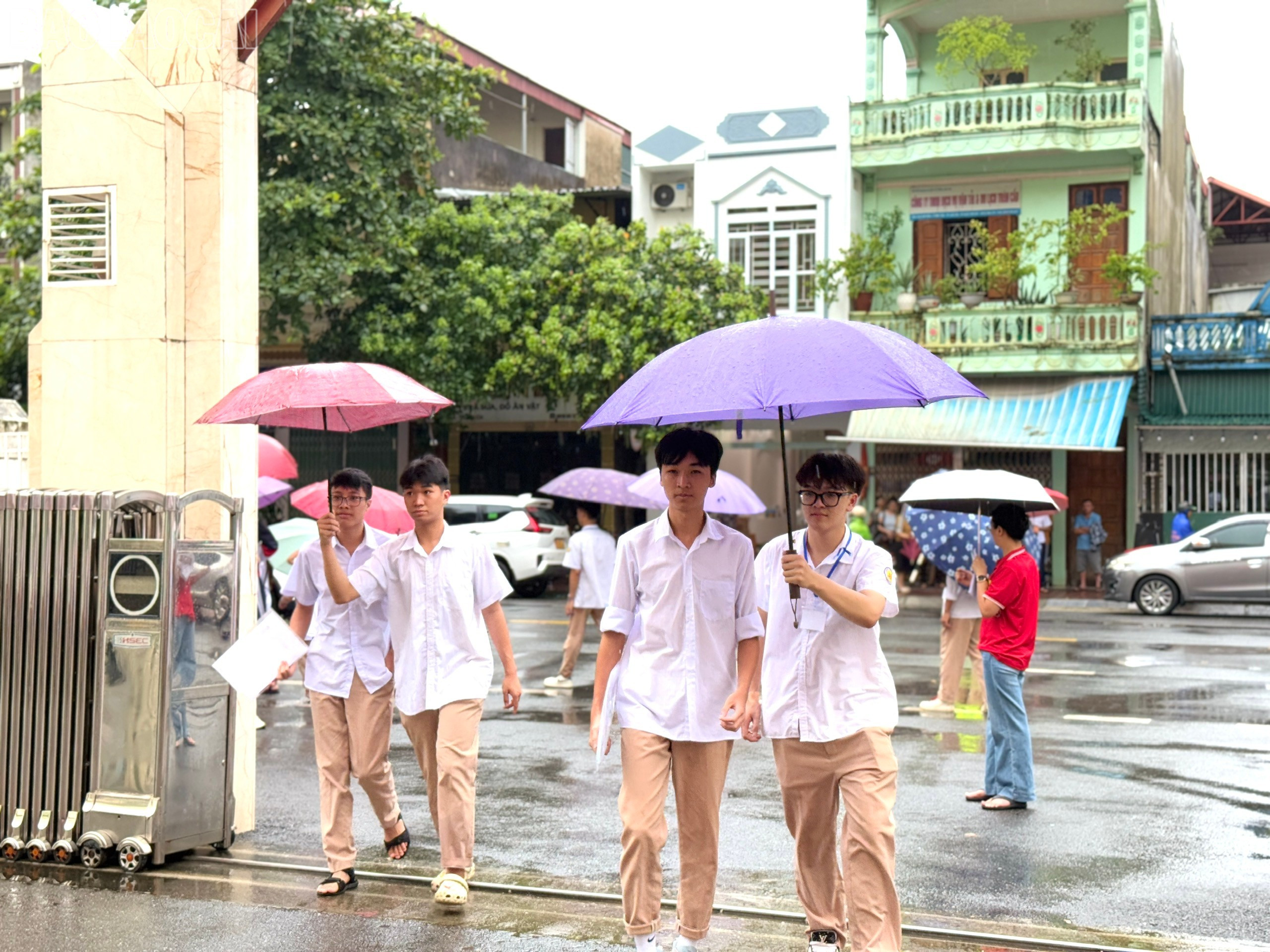 ភ្លៀងត្រជាក់ជួយសម្រួលដល់បេក្ខជនប្រឡង។ baolaocai-tl_z6743427857243-f3264e8abff0298b54e94ee231d257a5.jpg
