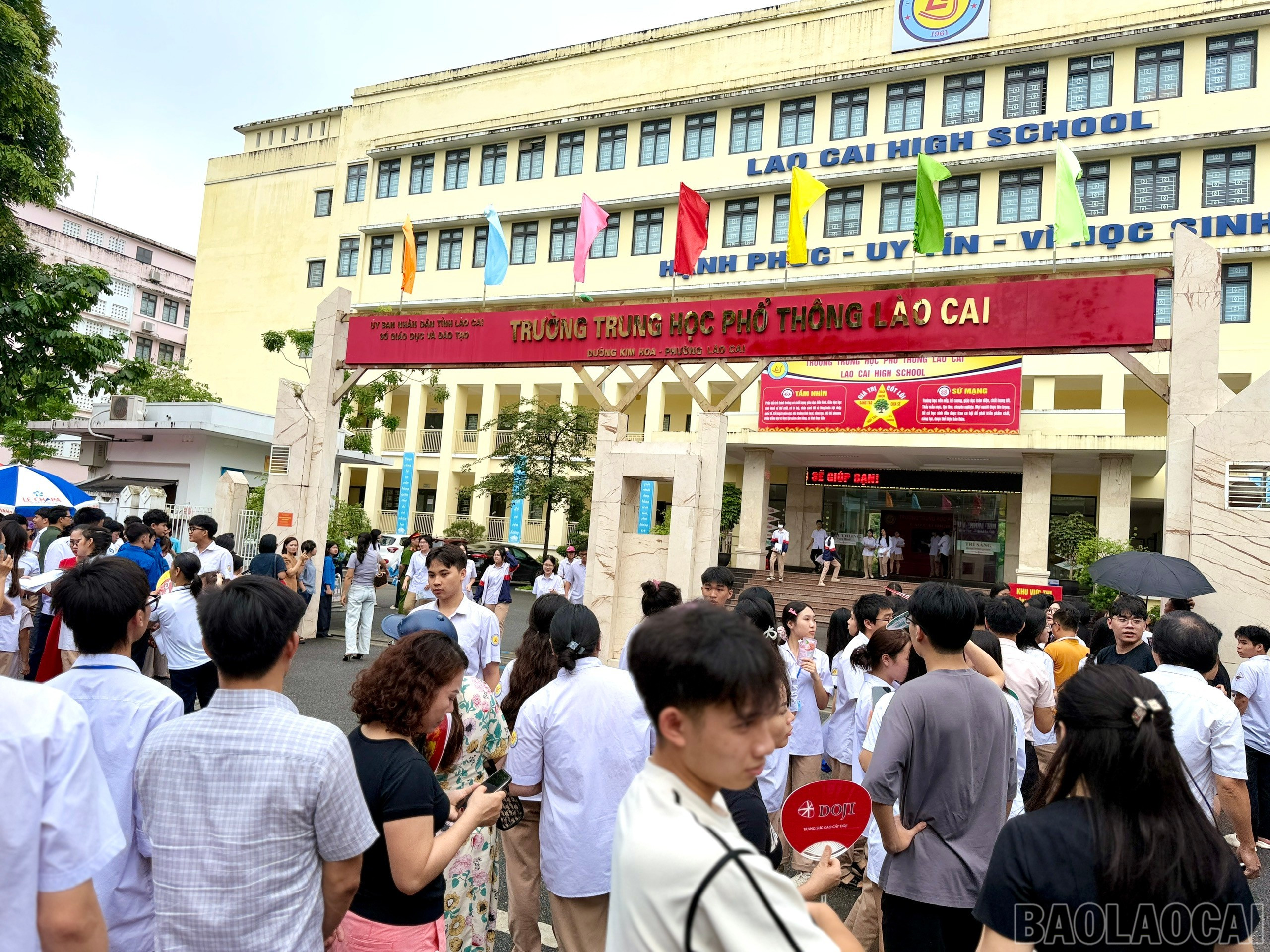 Tại điểm thi Trường THPT số 1 thành phố Lào Cai, thí sinh và người nhà đến sớm để chuẩn bị cho buổi thi. baolaocai-br_z6744852557291-ffce6c4eb6bb65d74267f0158ac3713e.jpg