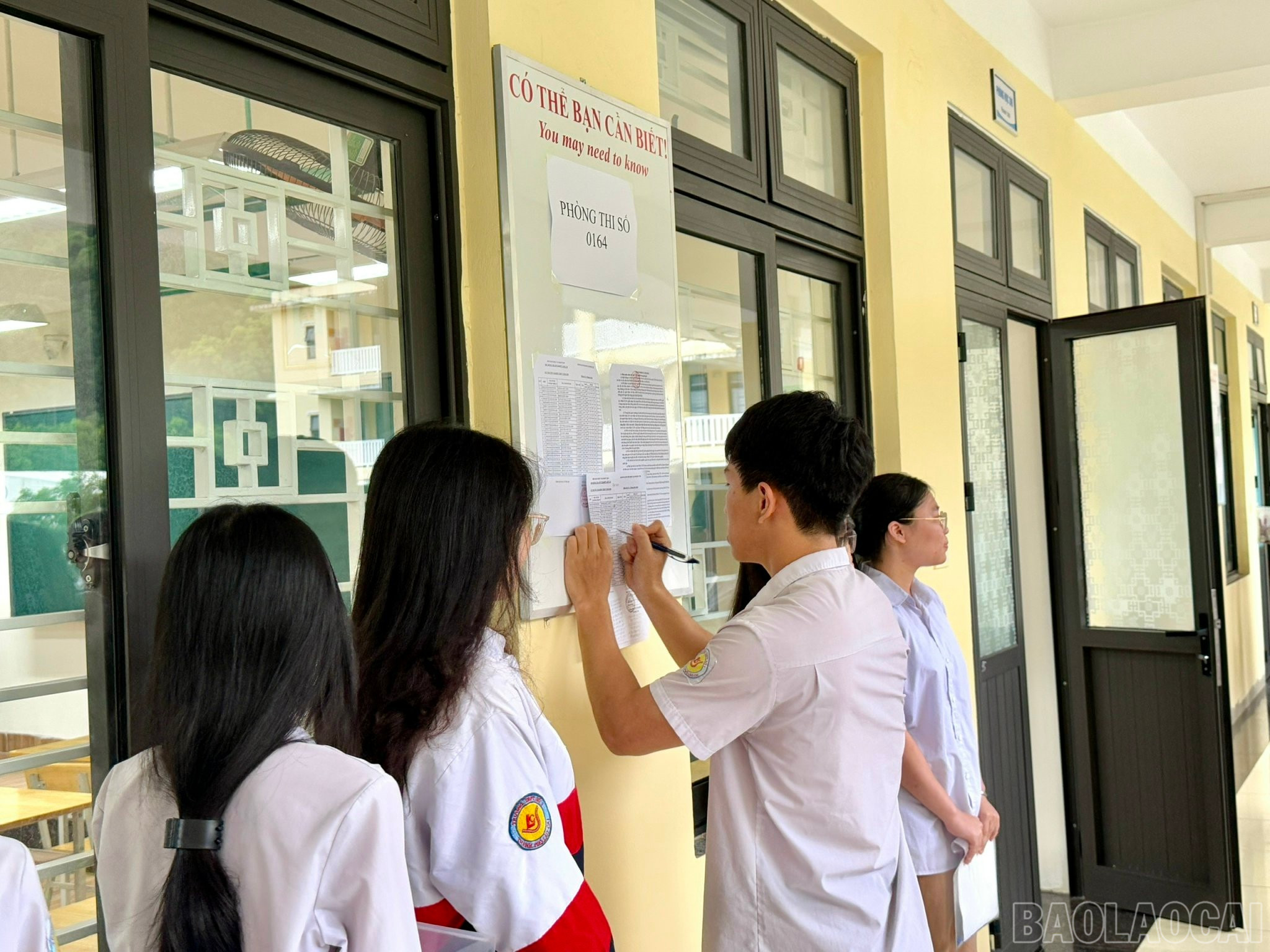 Lực lượng đoàn viên, thanh niên tình nguyện hỗ trợ thí sinh di chuyển vào điểm thi và rà soát số thí sinh đã có mặt trước cửa phòng thi. baolaocai-br_z6742693620337-b0bc185574b977eeb5b8e242ca2bf667.jpg