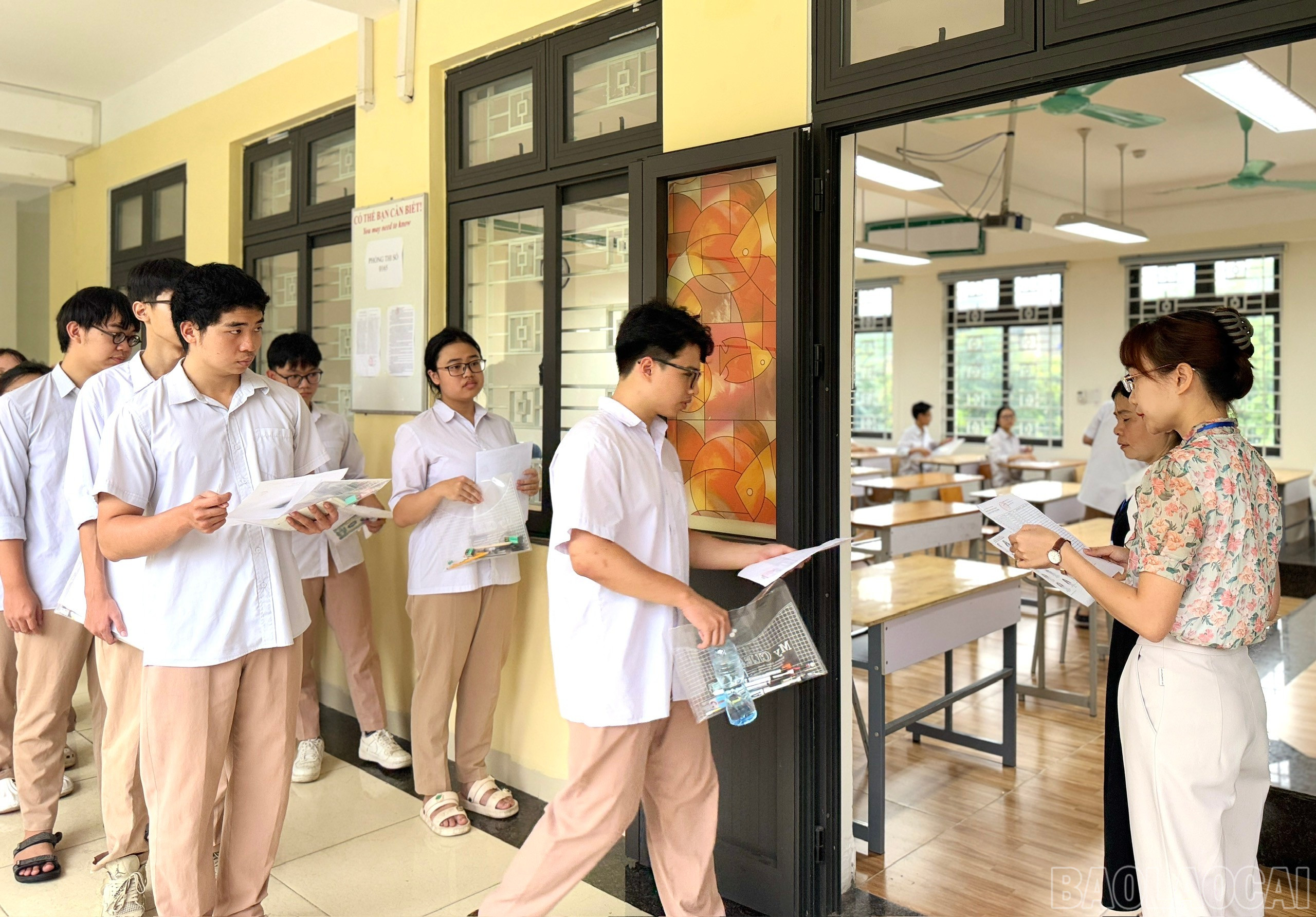 Thí sinh làm thủ tục vào dự thi. baolaocai-br_z6742694505532-2e349549b351d7ebba07c387793c84e7.jpg