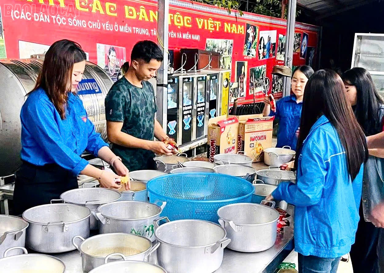 Đội tình nguyện Trường THPT số 1 huyện Bắc Hà nấu ăn cho thí sinh. baolaocai-tl_z6745680822576-82c416fc62c842a9fdef38670a085fe6.jpg