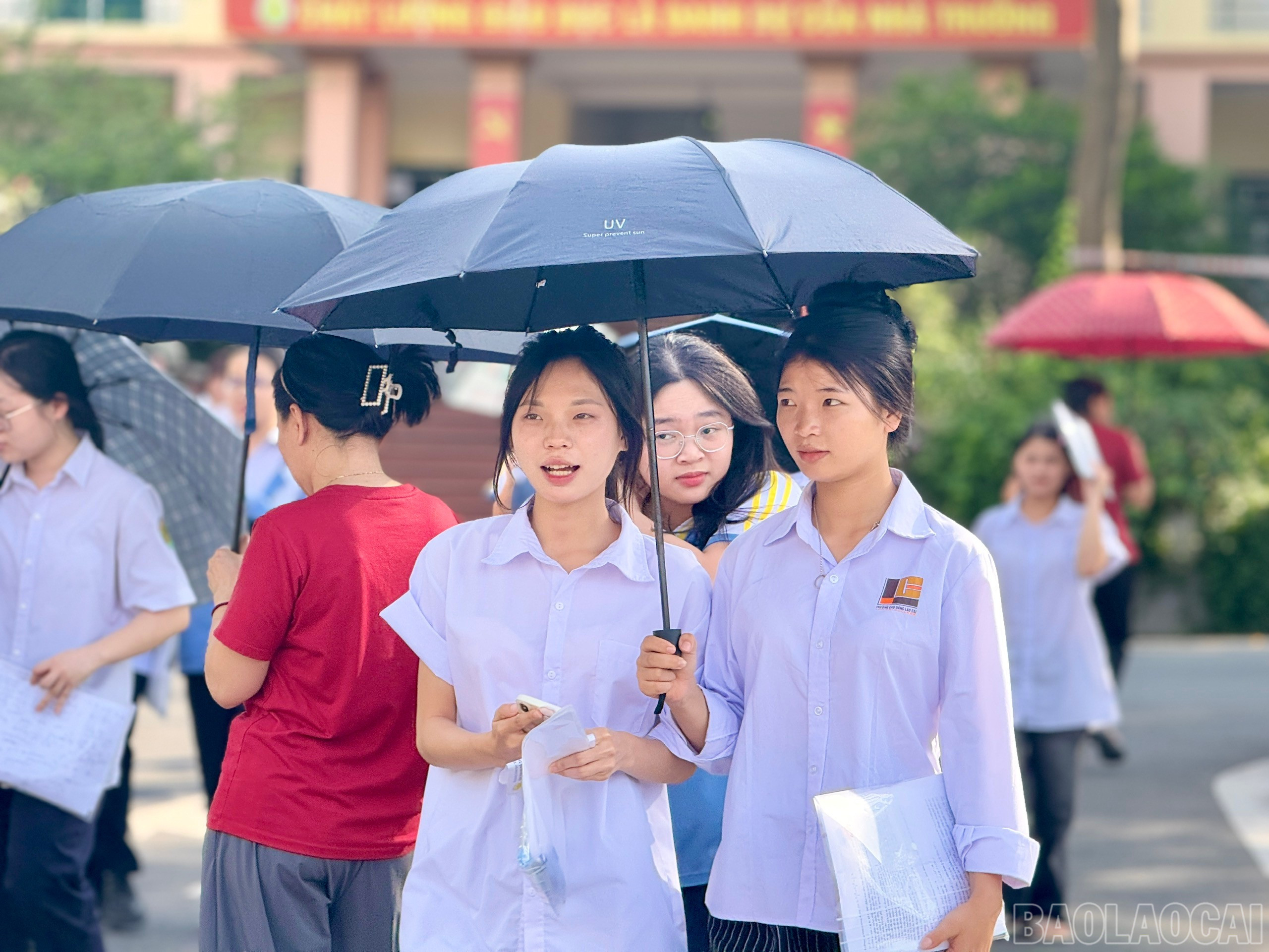 Nhiều thí sinh phấn khởi vì đã hoàn thành xong 2 bài thi của ngày thi đầu tiên. baolaocai-br_z6744842143755-6c57b7ed8f57c3376472e92329cfe5ab.jpg