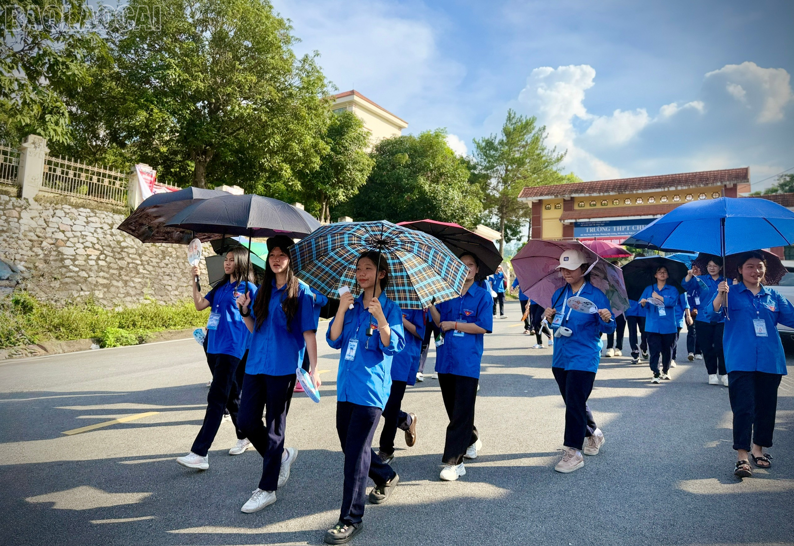 Tại 27 điểm thi tốt nghiệp có 45 đội hình tình nguyện với hơn 1.200 đoàn viên, thanh niên tham gia hỗ trợ thí sinh và người nhà thí sinh trong suốt kỳ thi. baolaocai-tl_z6745224556824-26c4f22b23cb4ab0db607fa1ddd6c62c.jpg
