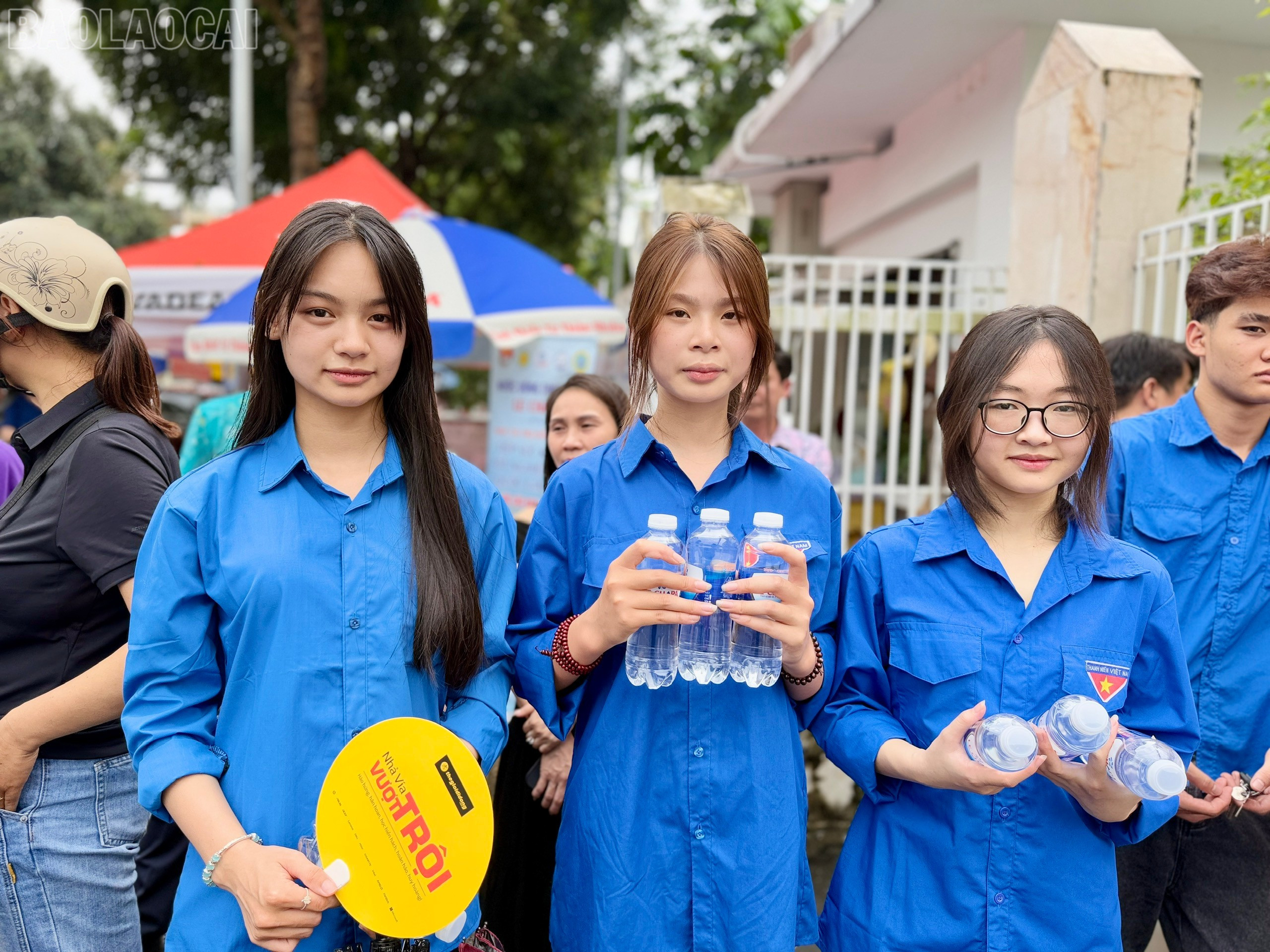 Đoàn viên, thanh niên tình nguyện tại điểm thi Trường THPT số 1 thành phố Lào Cai nhiệt tình hỗ trợ thí sinh. baolaocai-tl_z6745213294828-fdb1b7163fb80ed15df591b4a44da515.jpg