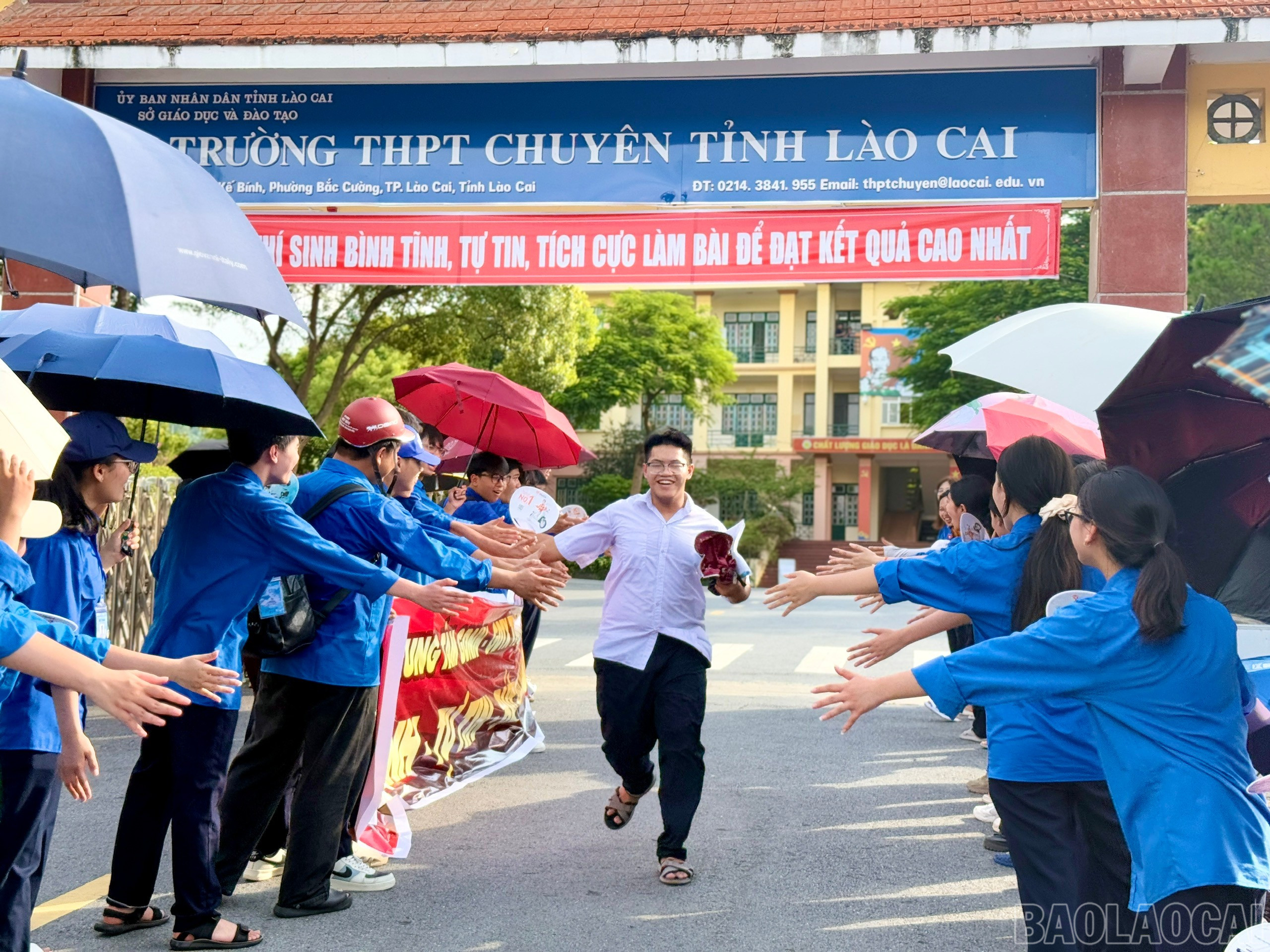 Hoạt động "tiếp sức mùa thi" được thực hiện sôi nổi tại các điểm thi của thành phố Lào Cai. baolaocai-br_z6744846518407-0ff906c893293139b3b4babca2ea2049.jpg
