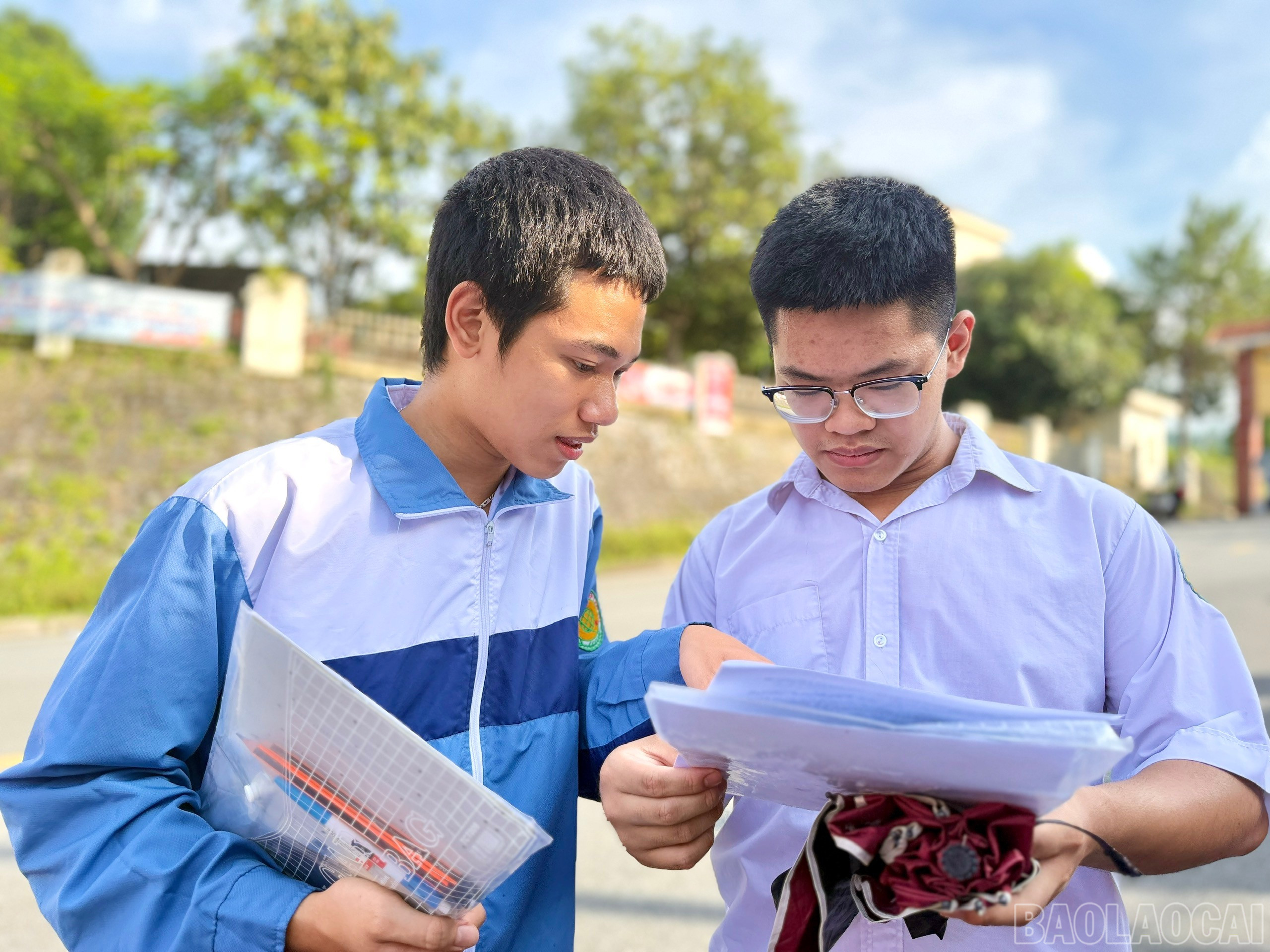 Em Nguyễn Việt Sơn, lớp 12 chuyên Hóa, Trường THPT Chuyên Lào Cai (phải ảnh) cùng bạn thảo luận về đề thi. baolaocai-br_z6744847841252-eed67f47d9e0e7c6f0fcfbdf3f1ea08d.jpg
