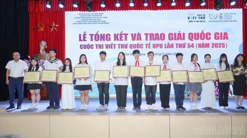 Ban tổ chức vinh danh các em đoạt giải. baolaocai-br_z6608016791970-a85785a0d4cbbc4a1177c7acf51703c8.jpg