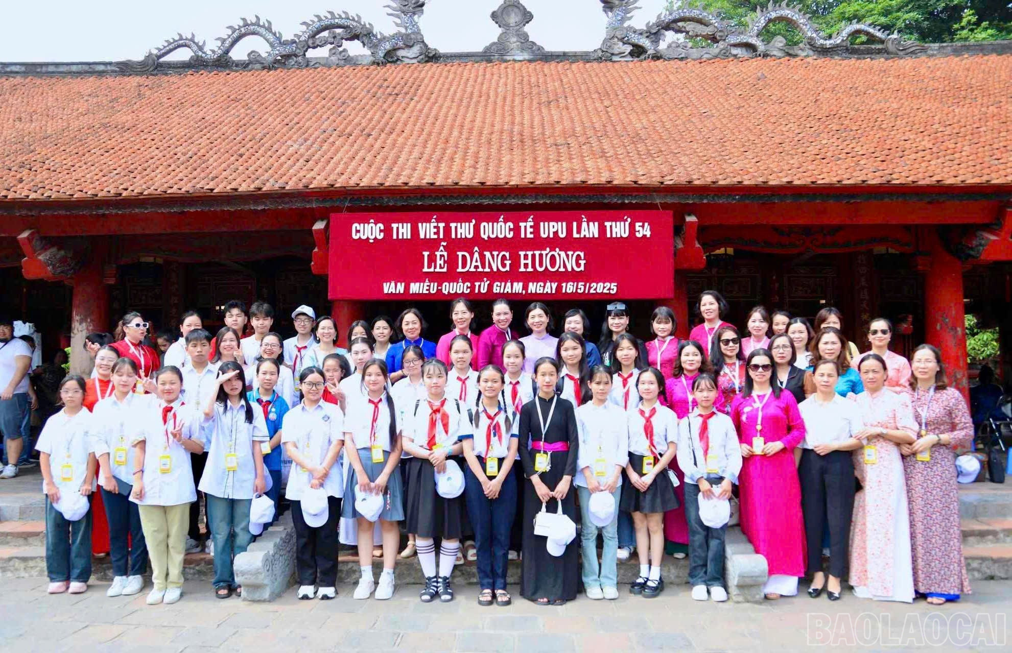 Ban tổ chức và các thí sinh dự thi Cuộc thi viết thư quốc tế UPU lần thứ 54 dâng hương tại Văn miếu - Quốc Tử Giám. baolaocai-br_z6609281404373-fdcbaaed3f04068cb23f73bd02b837a3.jpg