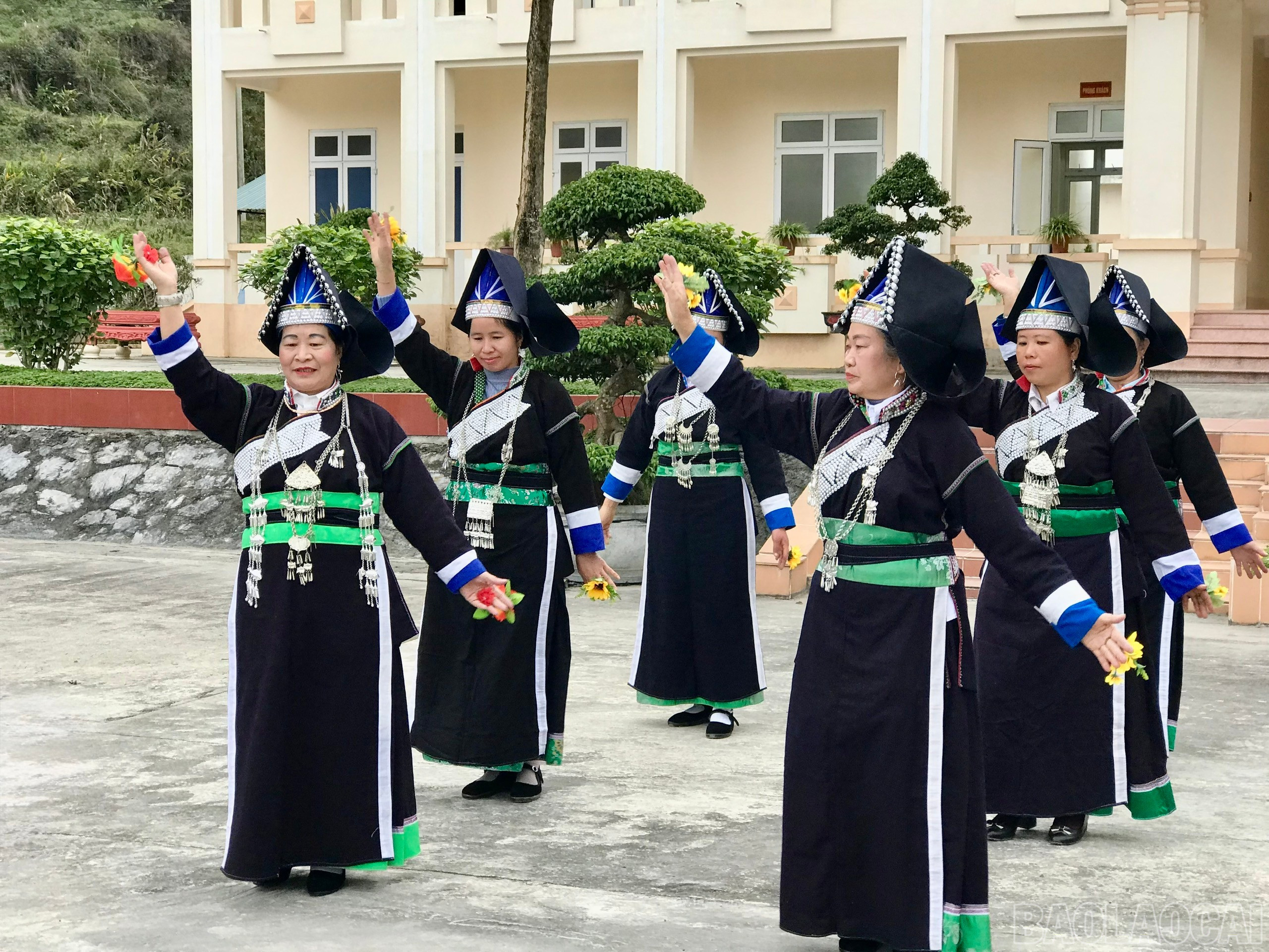 Những tiết mục đem đến liên hoan được lấy cảm hứng từ các làn điệu dân ca, dân vũ các dân tộc vùng biên. baolaocai-br_z6298308563594-0efb650d6ac822b7ccf333553d16efd9.jpg