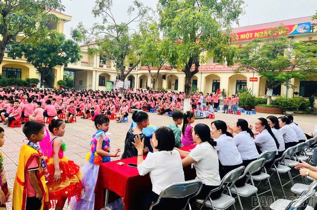 Các em học sinh thực hiện màn trình diễn thời trang truyền thông phòng, chống rác thải nhựa. baolaocai-br_z7116755774785-368a91bf59b6573edf6d8cdaf0864ee2.jpg