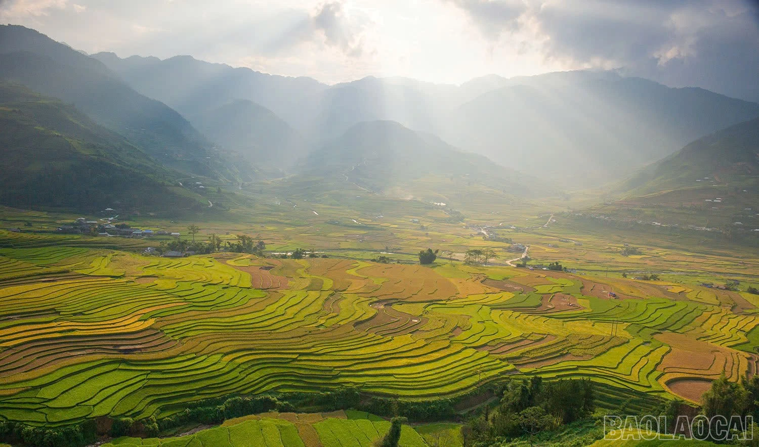 Ở xã Hạnh Phúc, những cánh đồng ruộng bậc thang bằng phẳng hơn tạo nên không gian bao la, khoáng đạt.