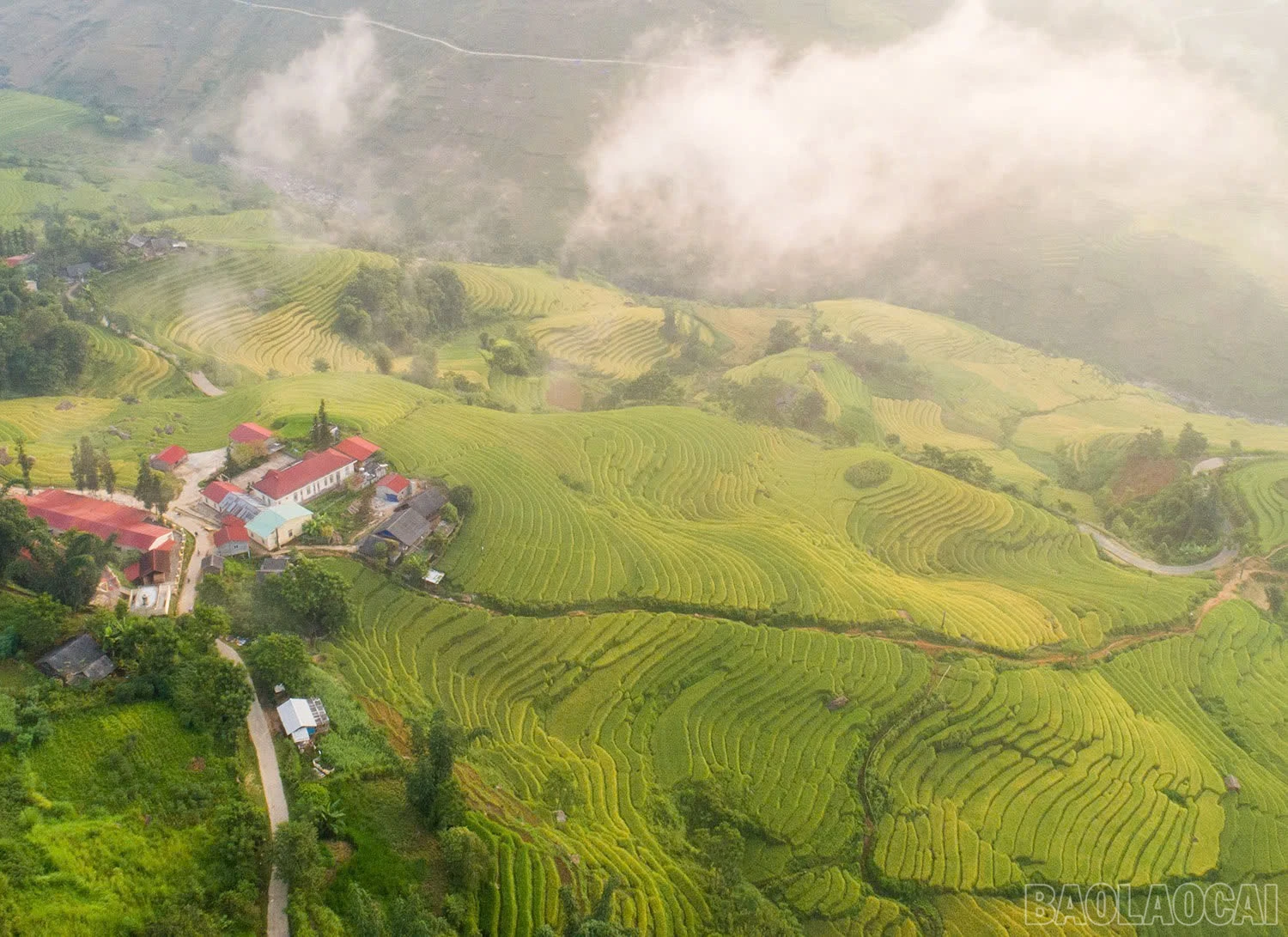 Xã Dền Sáng với những cánh đồng ruộng bậc thang uốn lượn theo triền núi.