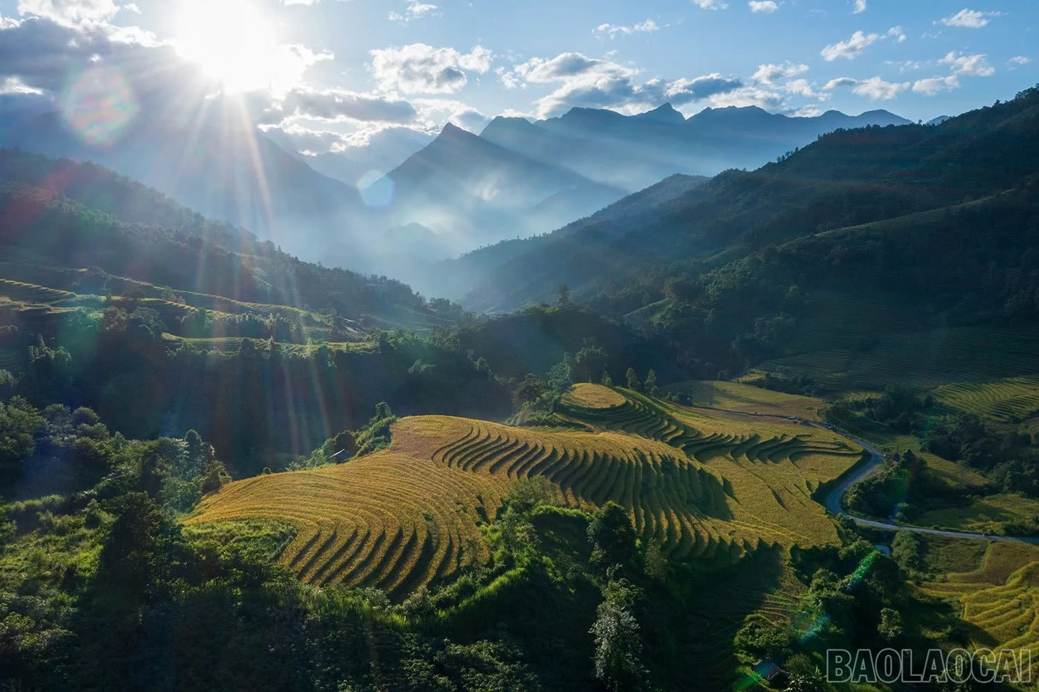 Trong ánh chiều, ruộng bậc thang ở xã Mường Bo mang vẻ đẹp bình yên.