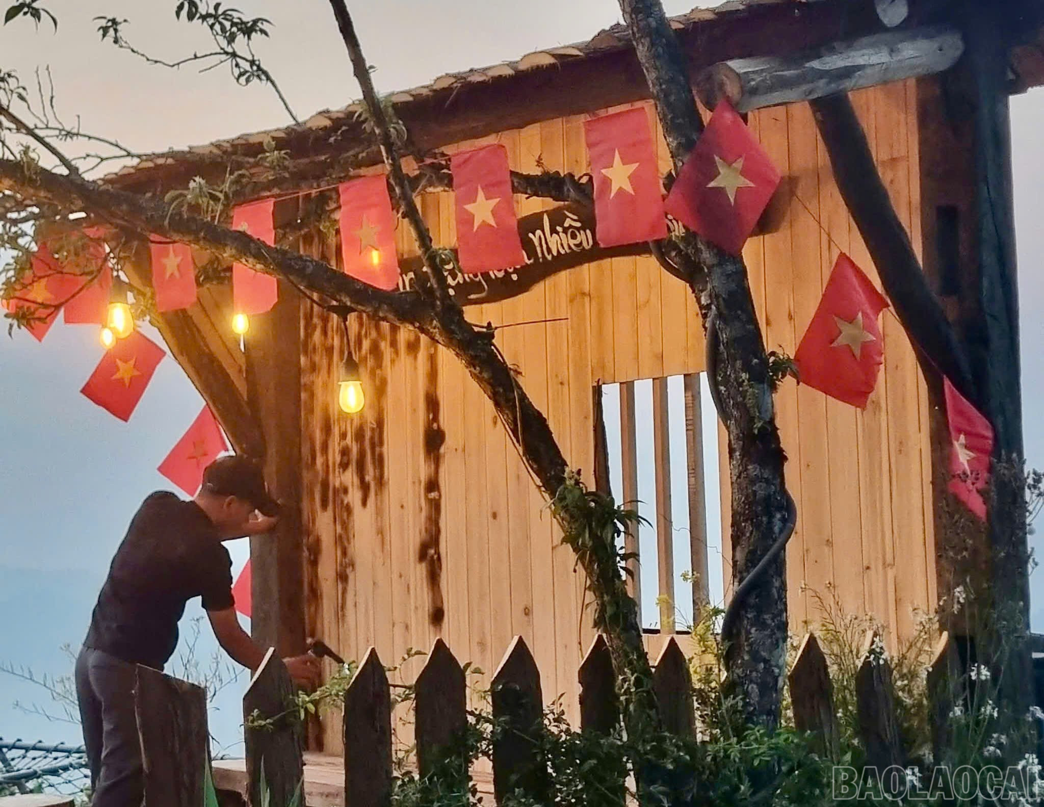 Một homestay ở xã Y Tý (huyện Bát Xát) trang trí góc check-in cho du khách. baolaocai-br_z6550100663377-6d3aba7de0d758bd3cdb0d059841489d.jpg