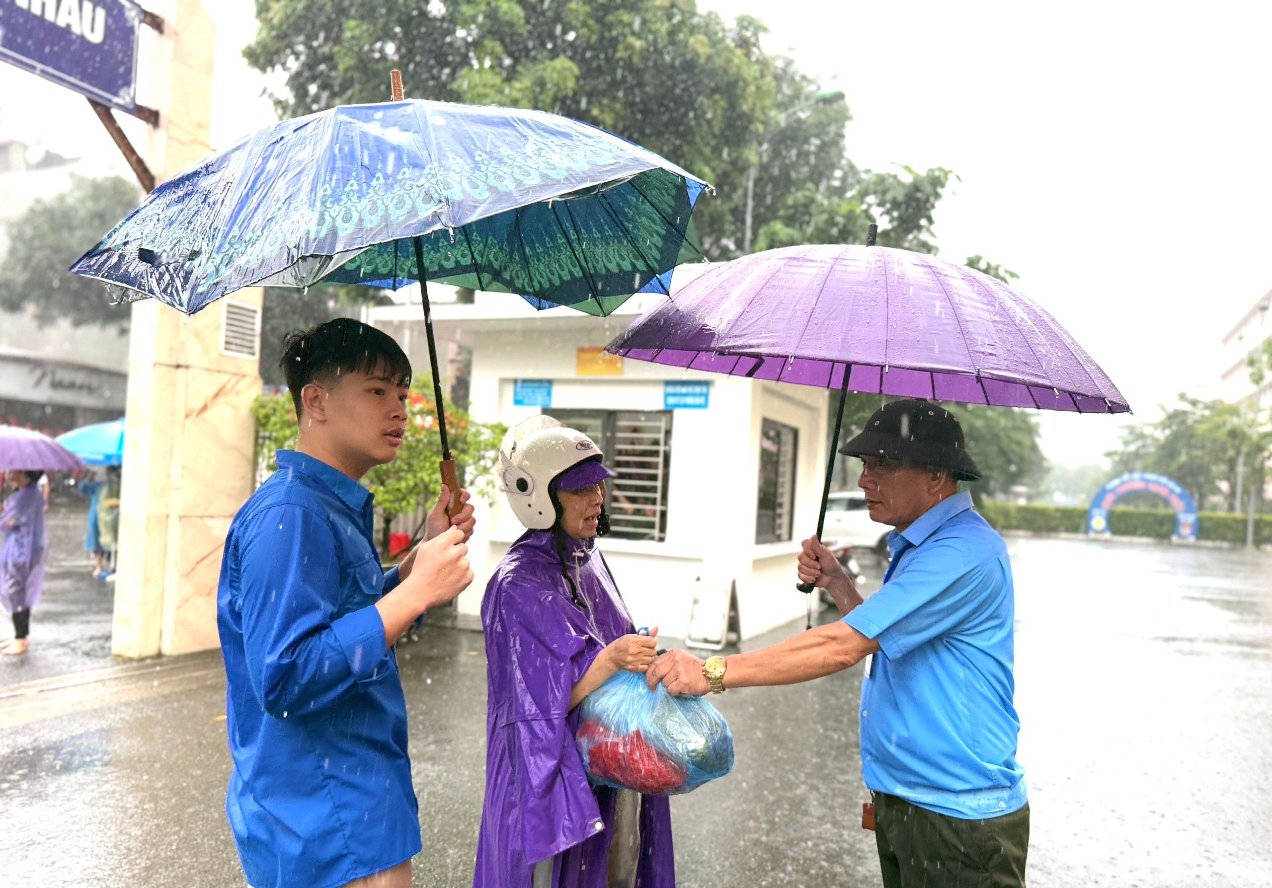 Các lực lượng tích cực hỗ trợ thí sinh và người nhà ở các điểm thi. z6746237146705-72a88b85ada28cf796f764941b17d767.jpg