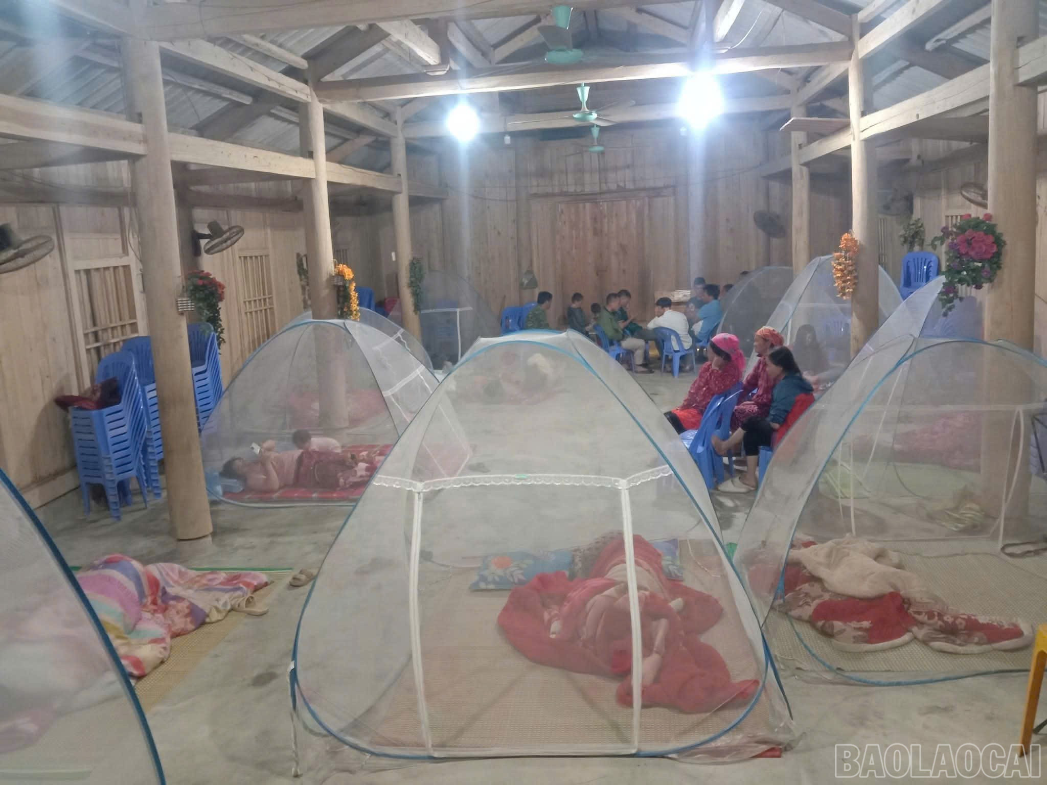 Kịp thời rà soát, di chuyển các hộ dân ở vùng có nguy cơ sạt lở đến nơi an toàn. baolaocai-br_z7090356587419-74d8084445b50117ecf3a4b19cc109fa.jpg