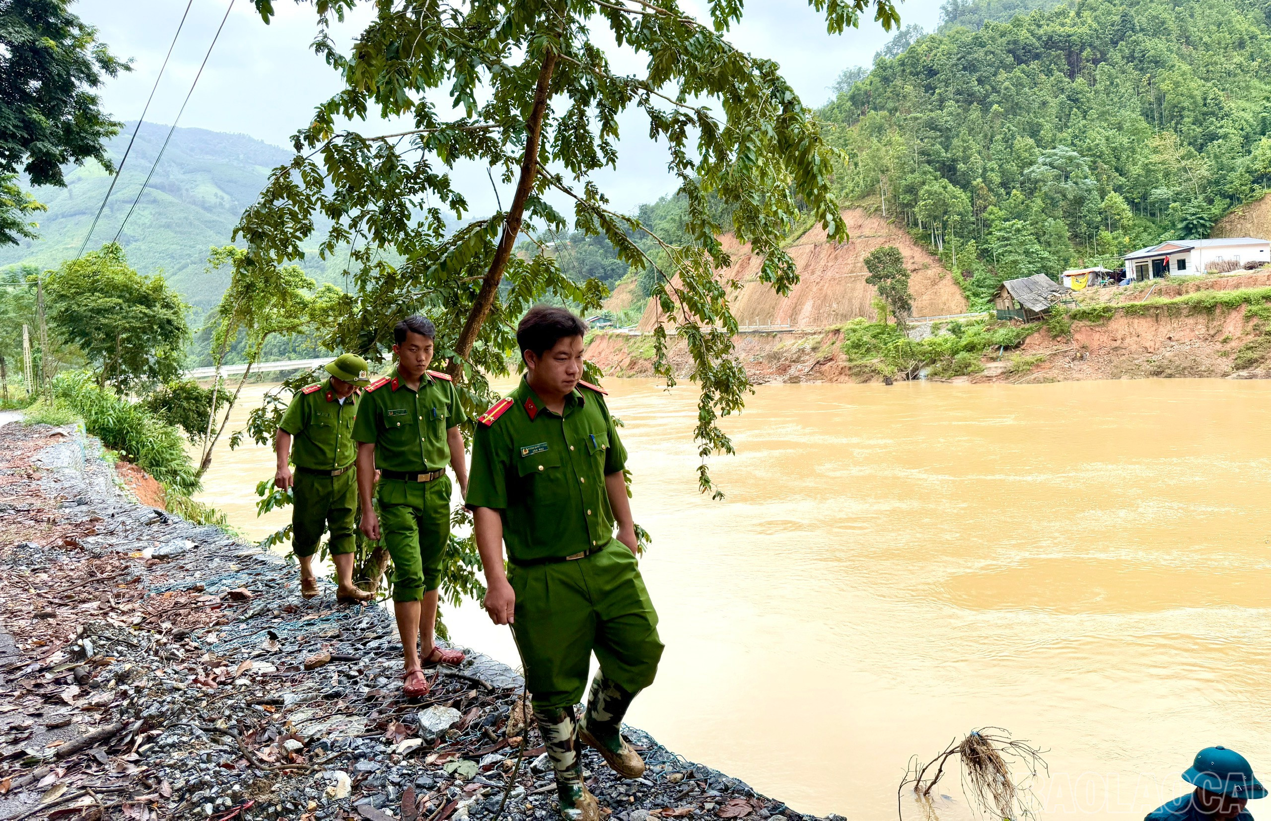Các lực lượng tăng cường kiểm tra điểm sạt lở, vị trí xung yếu do mưa lũ gây ra. baolaocai-br_z7092432428186-98b388d7f9c25cf9f0edde502bfd5e4e.jpg